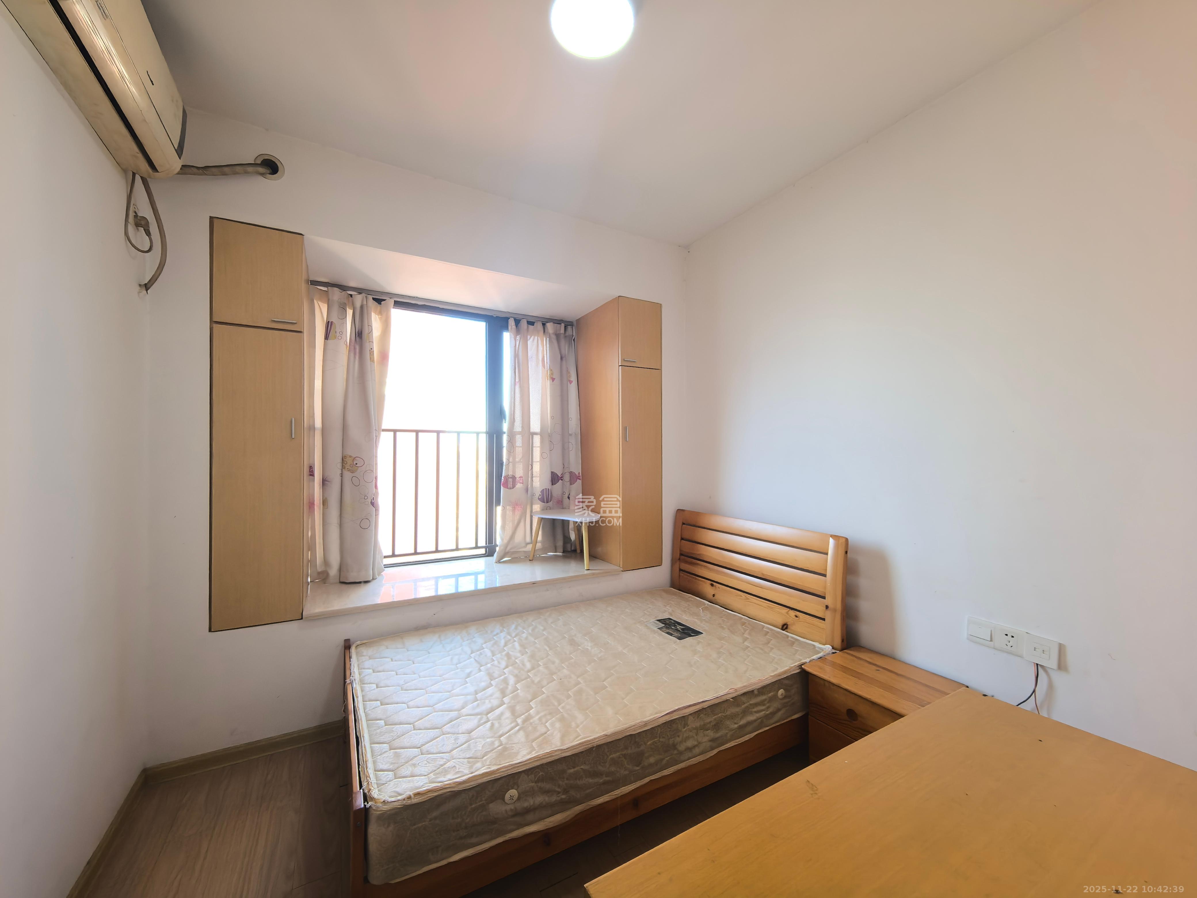 华润凤凰城二期  3室2厅1卫    1800.0元/月室内图