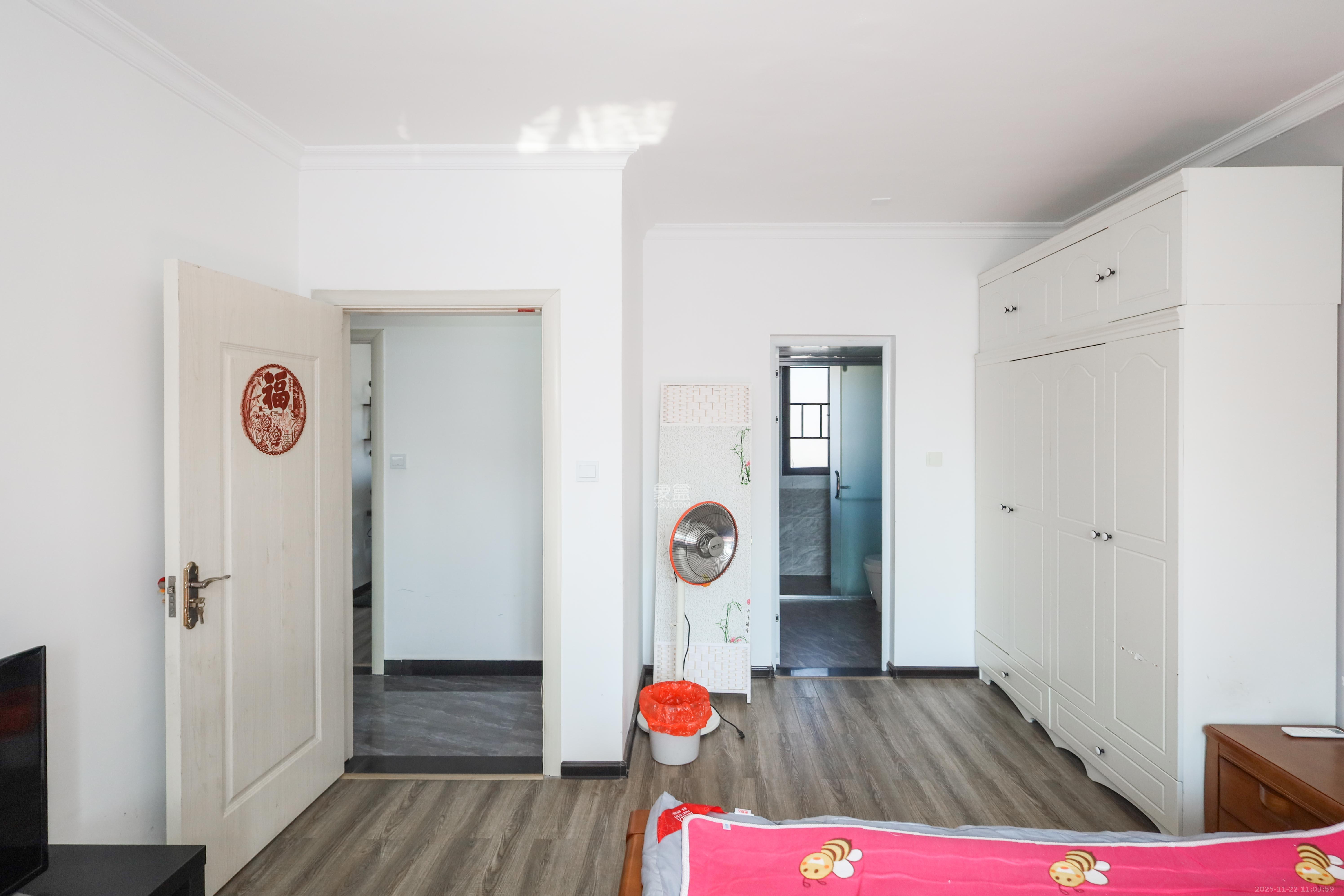 中国铁建梅溪青秀三期  4室2厅2卫    212.0万卧室