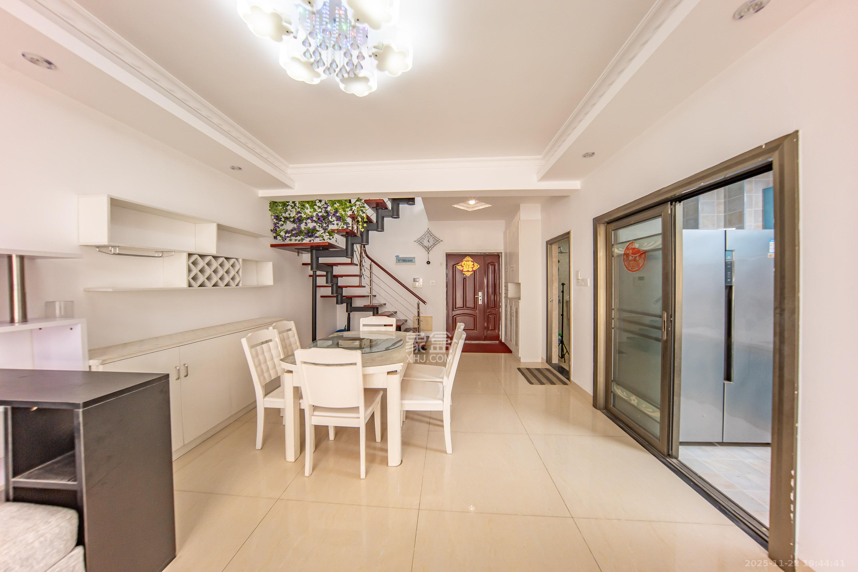 枫华府第  3室2厅2卫    58.0万客厅