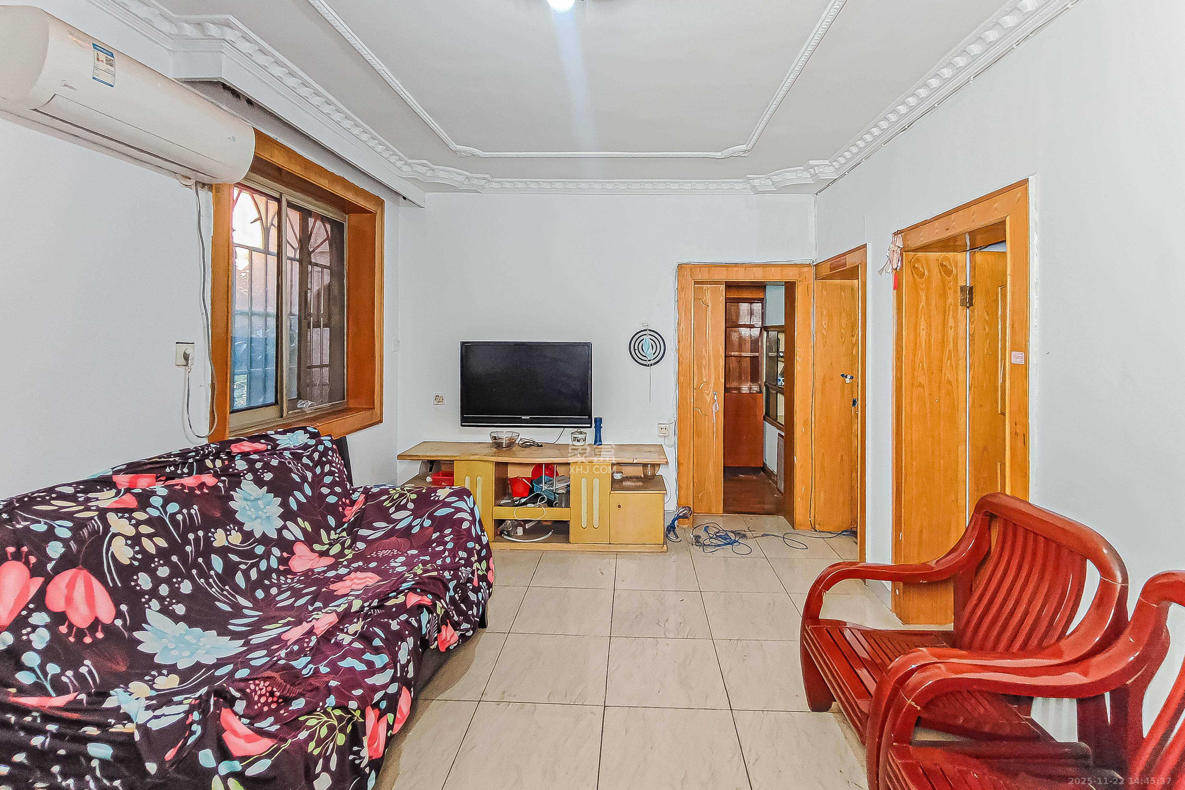 长岭包装宿舍  3室2厅1卫    51.8万客厅