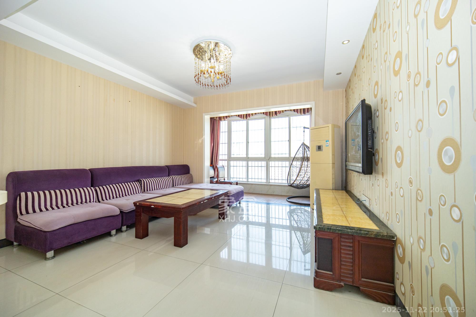 时代星城  3室2厅2卫    82.0万客厅