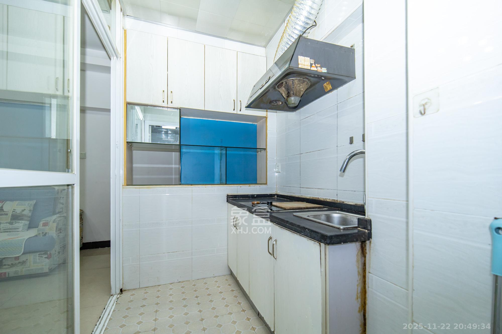 新长海广场  1室1厅1卫    16.8万厨房