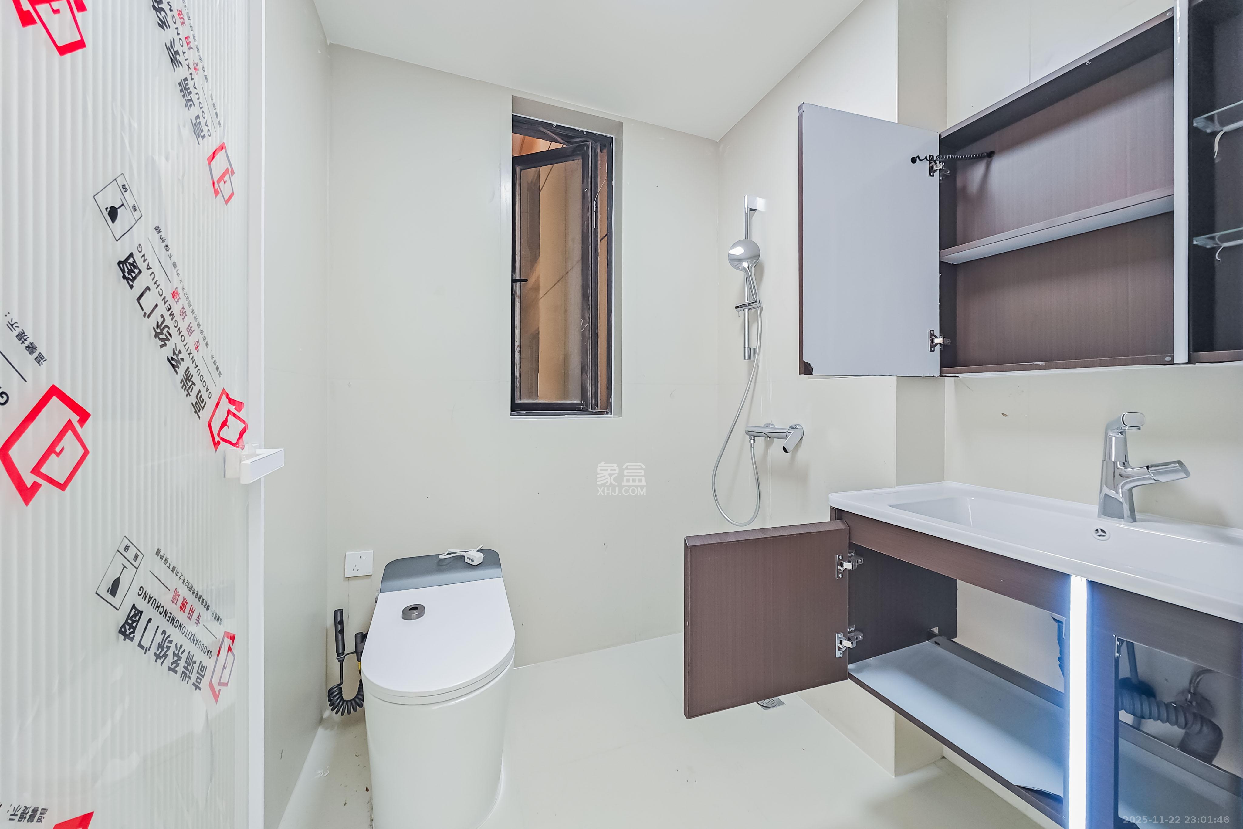 中天星耀城  5室2厅2卫    218.0万卫生间