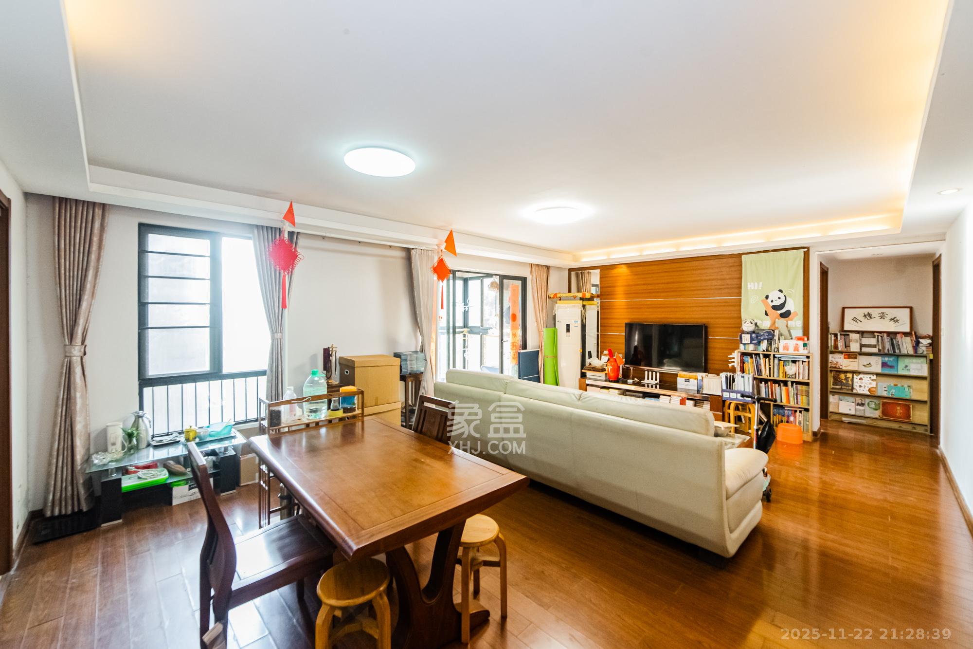 万科城  3室2厅2卫    102.0万客厅