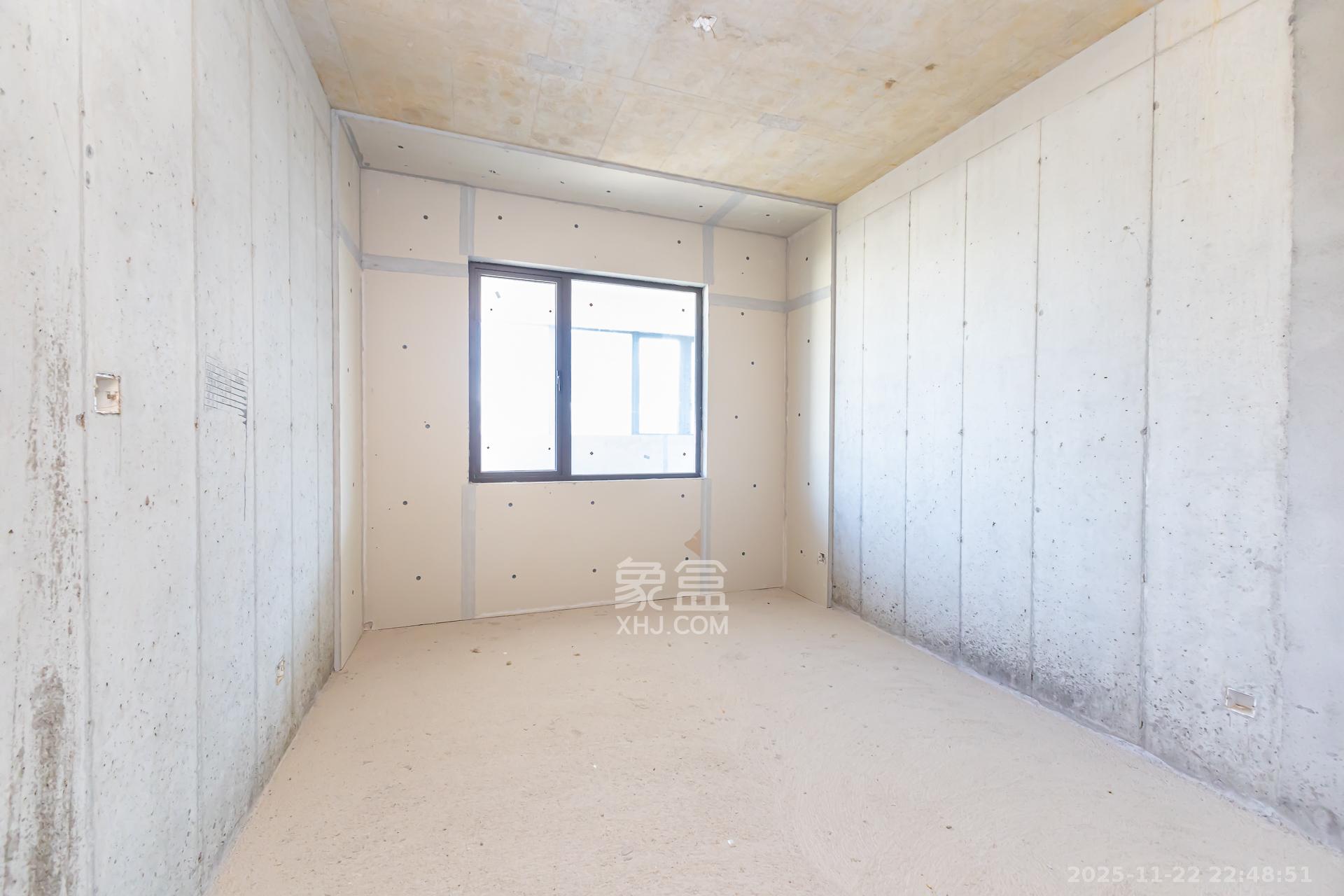 润和湘江天地E区  4室2厅3卫    200.0万卧室