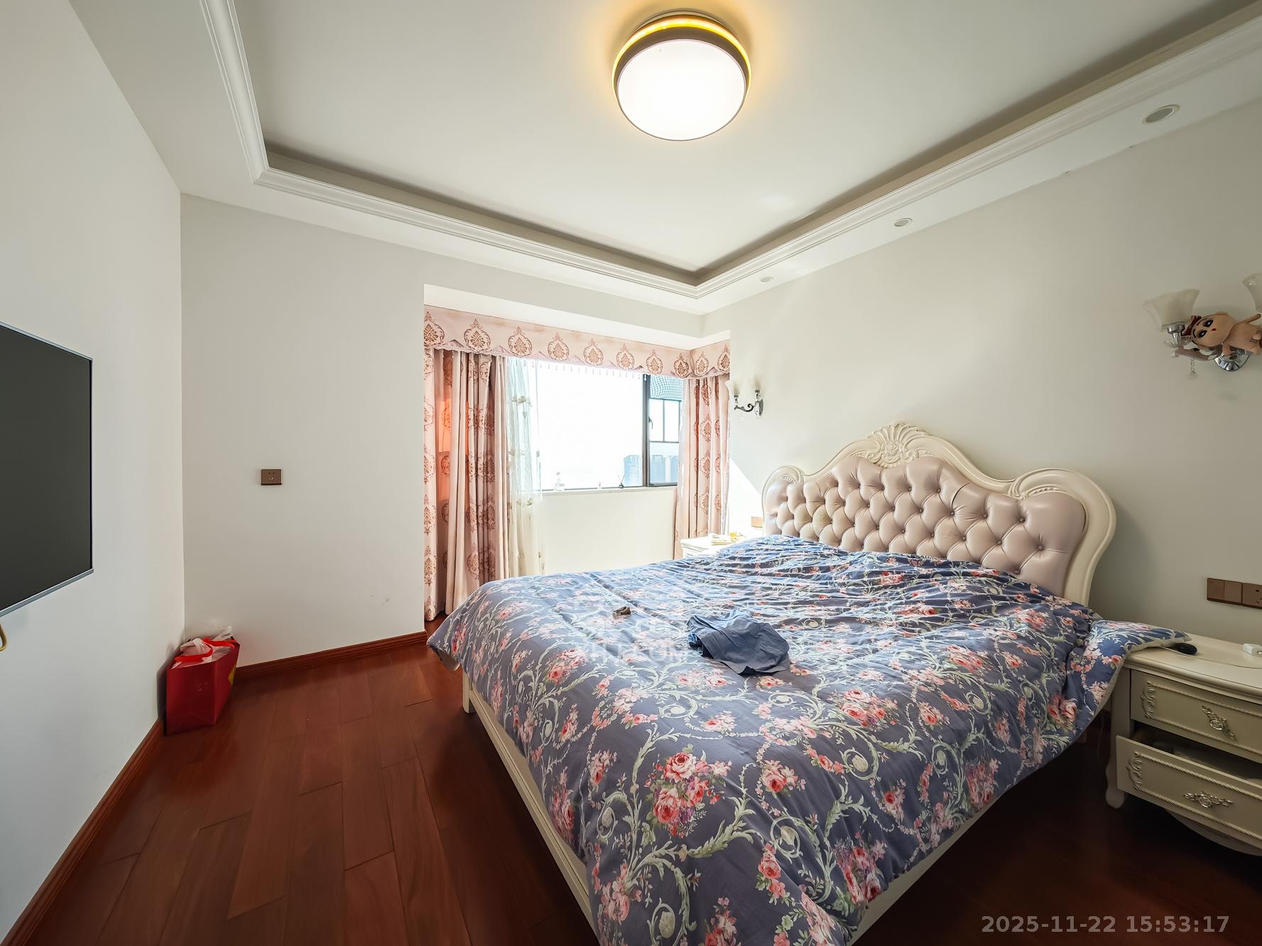 山语城三期  4室2厅2卫    126.0万卧室