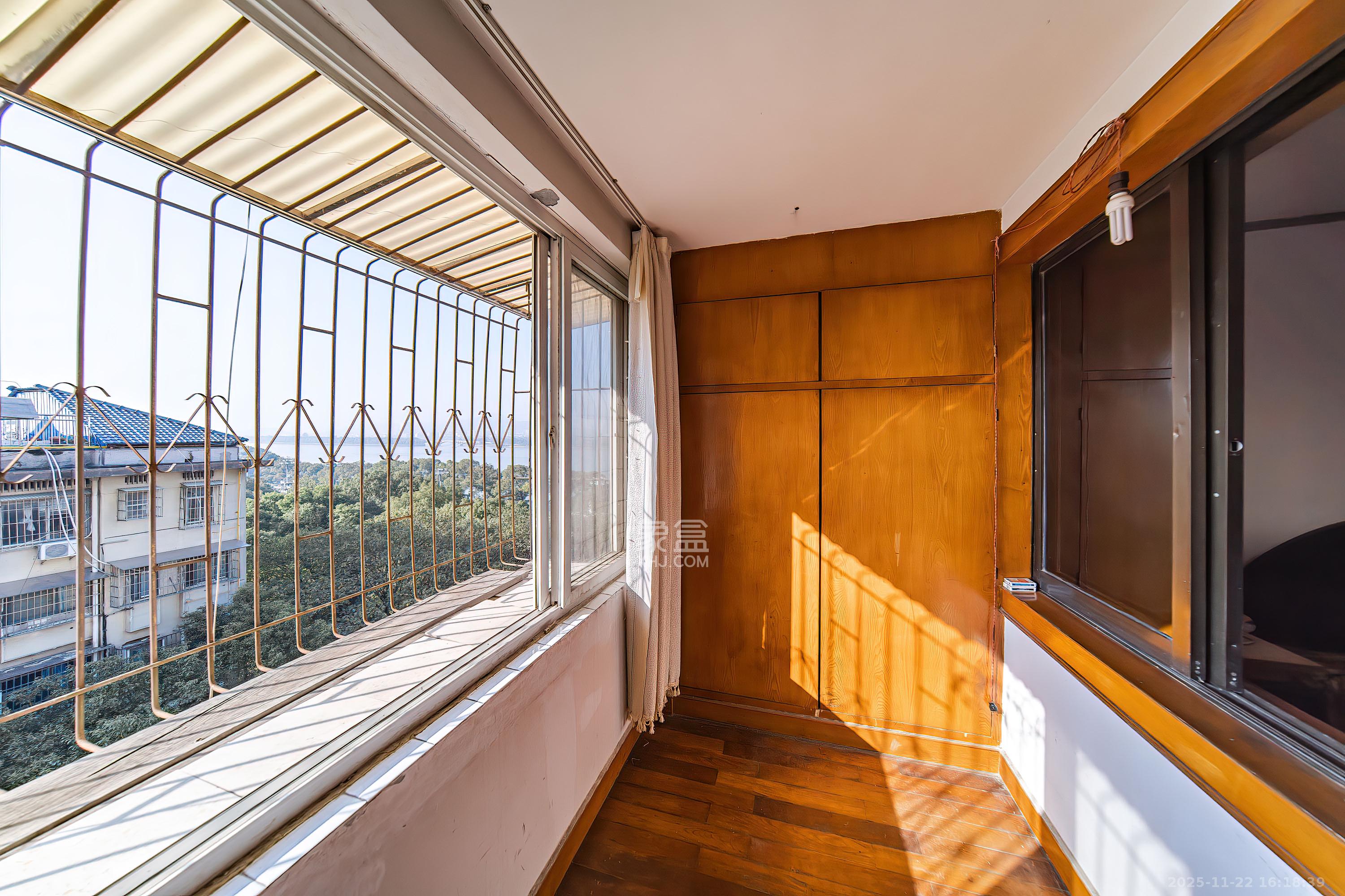 华侨公寓(九家湾) 3室2厅2卫 89.0万 华侨公寓(九家湾) 3室2厅2卫 89.0万阳台