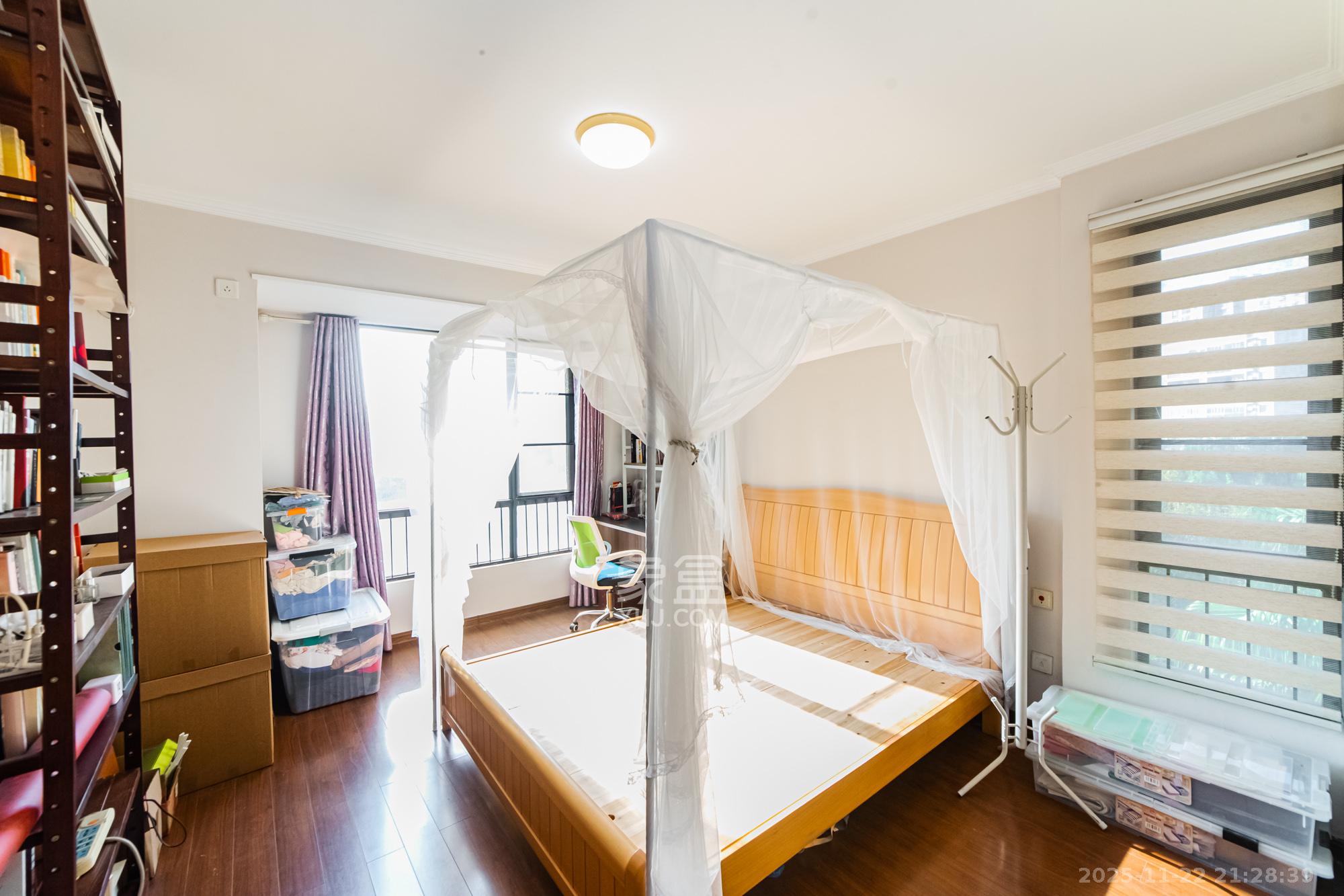 万科城  3室2厅2卫    102.0万卧室