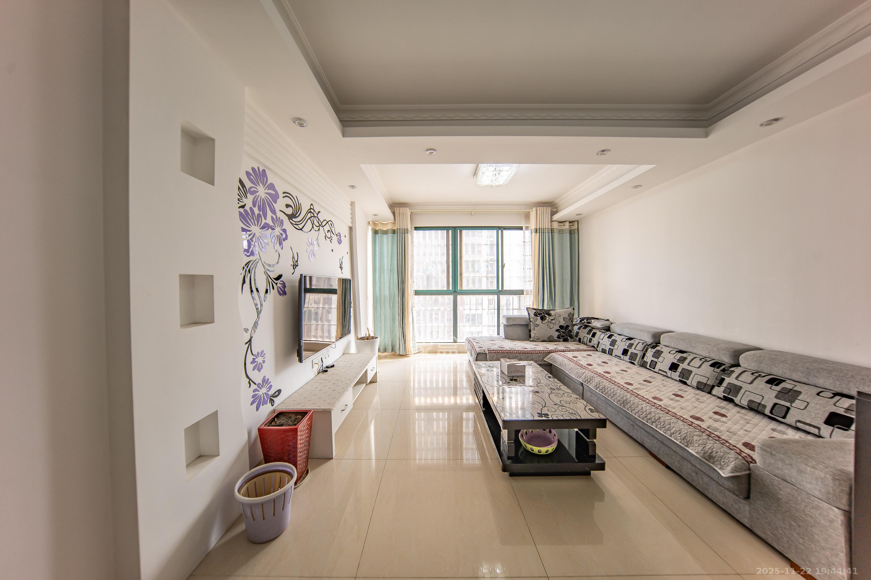 枫华府第  3室2厅2卫    58.0万客厅