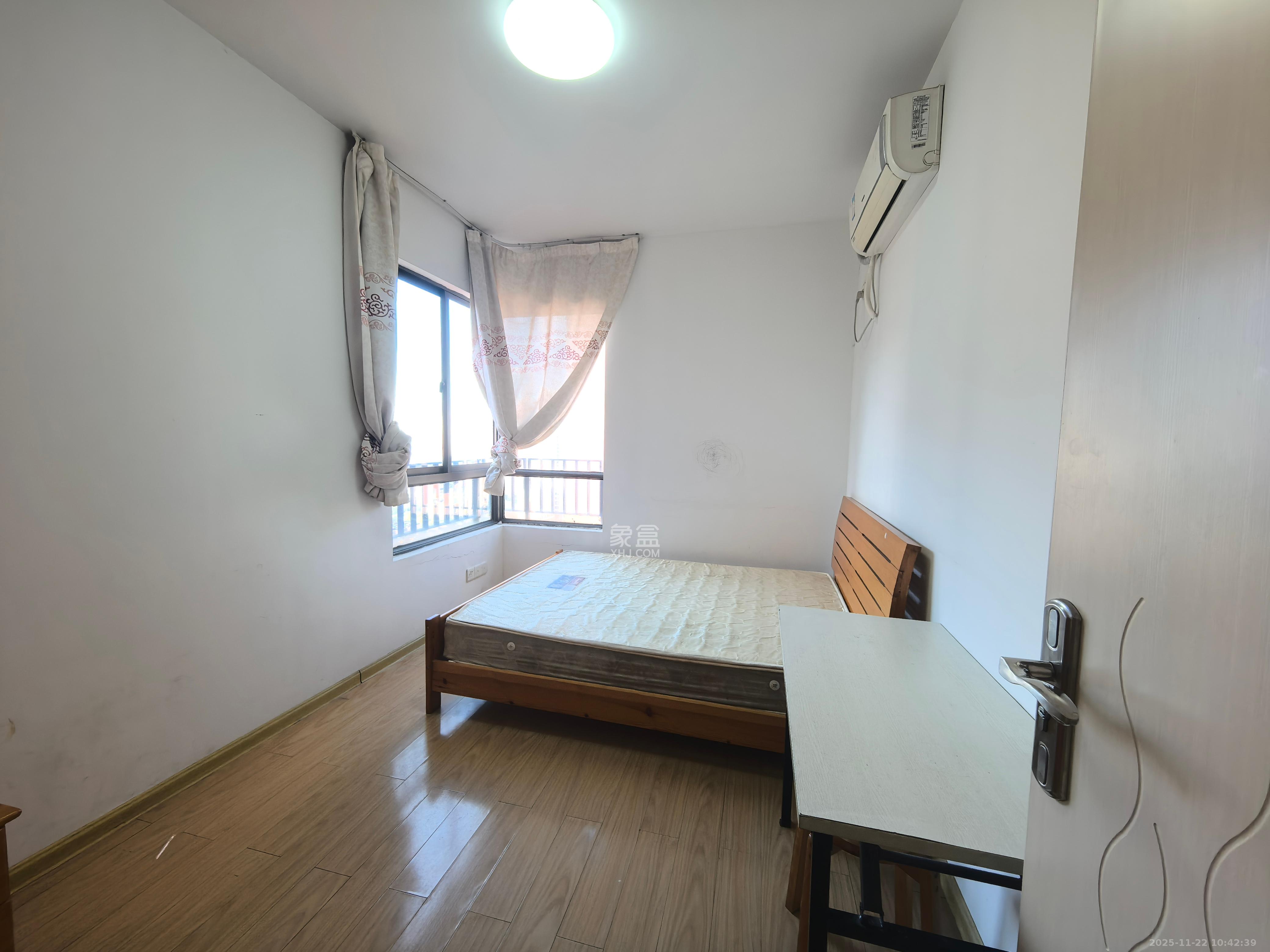 华润凤凰城二期  3室2厅1卫    1800.0元/月室内图