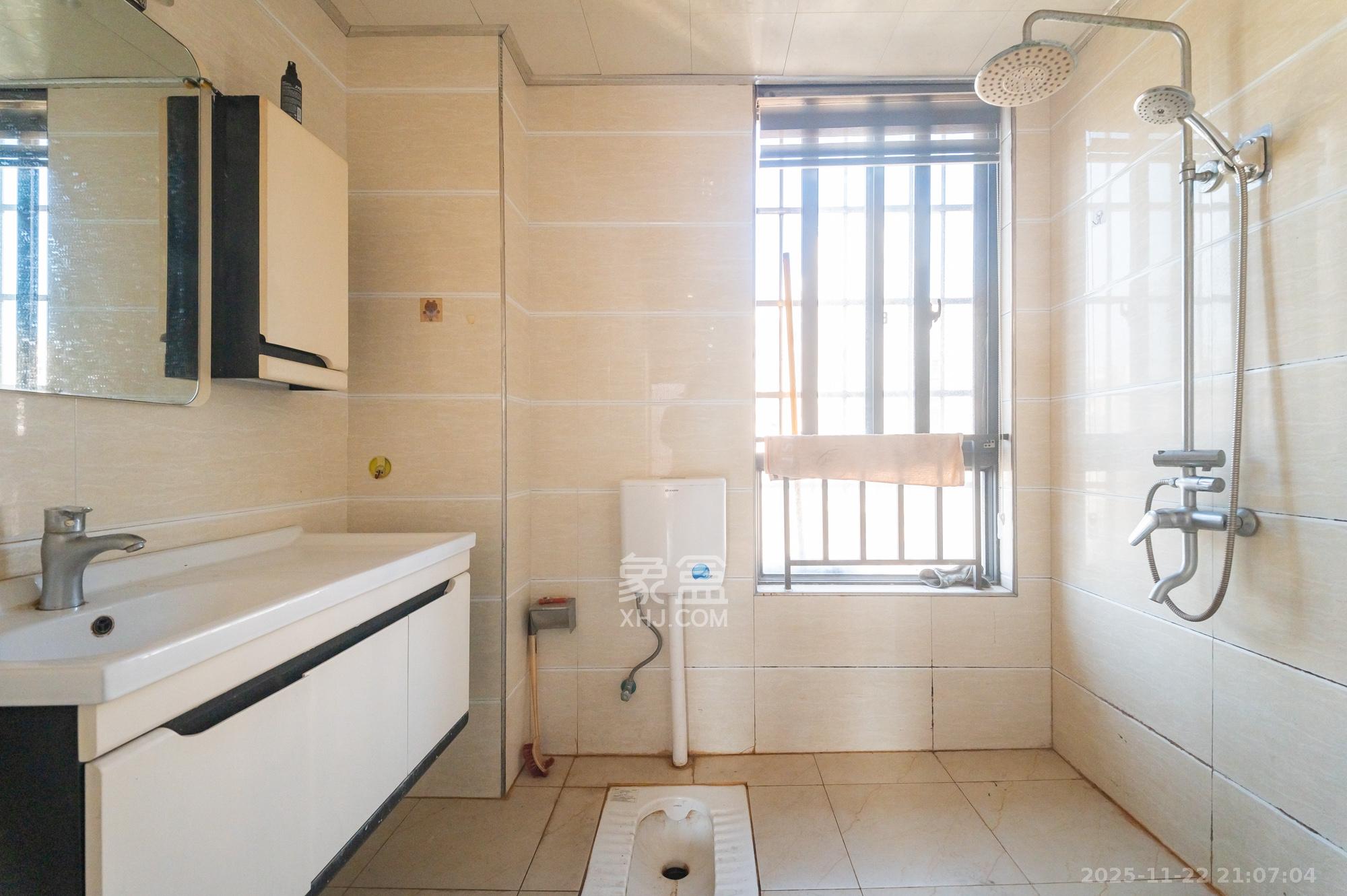 华润凤凰城二期 3室2厅2卫 84.0万 华润凤凰城二期 3室2厅2卫 84.0万卫生间