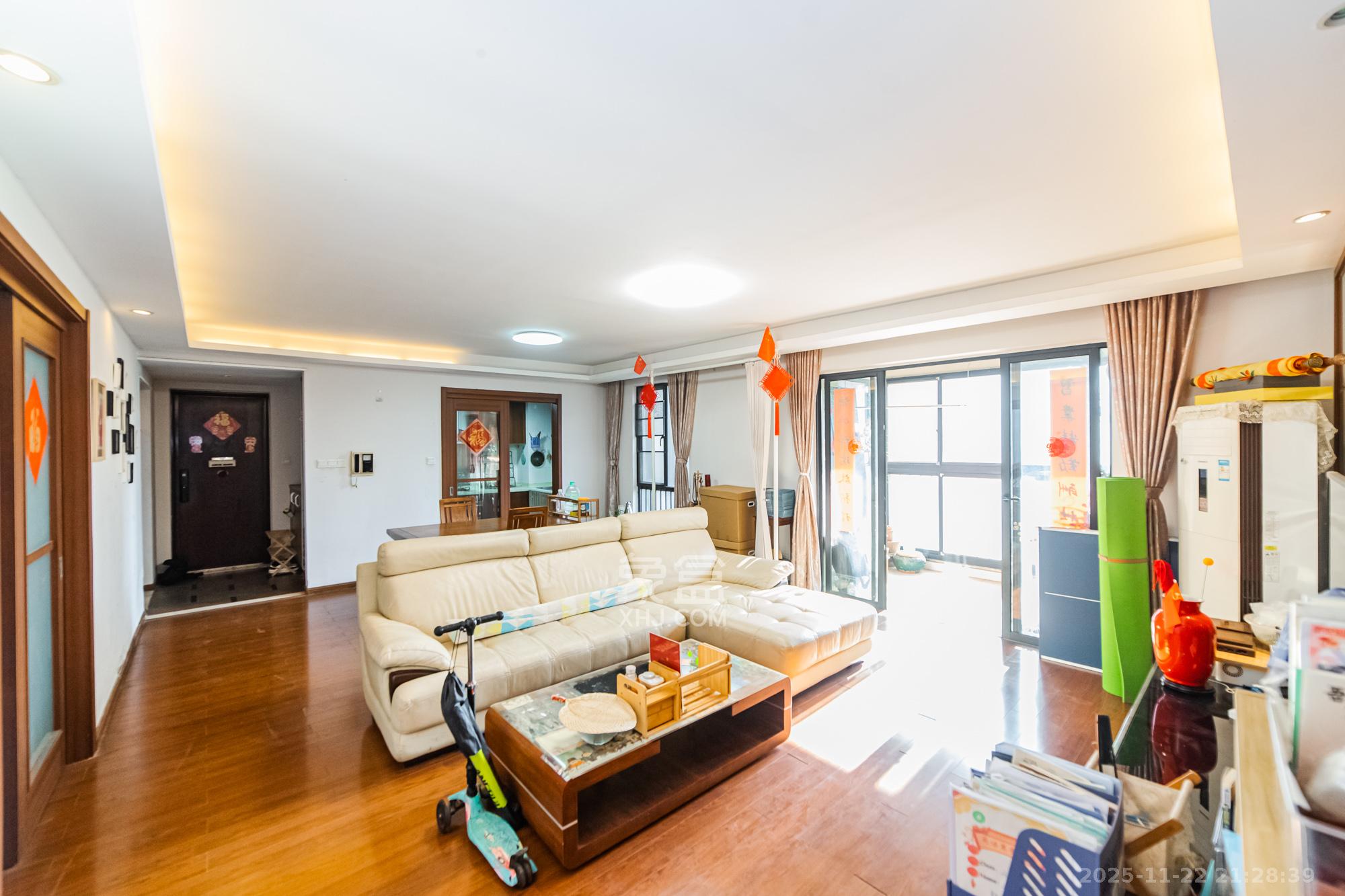 万科城  3室2厅2卫    102.0万客厅