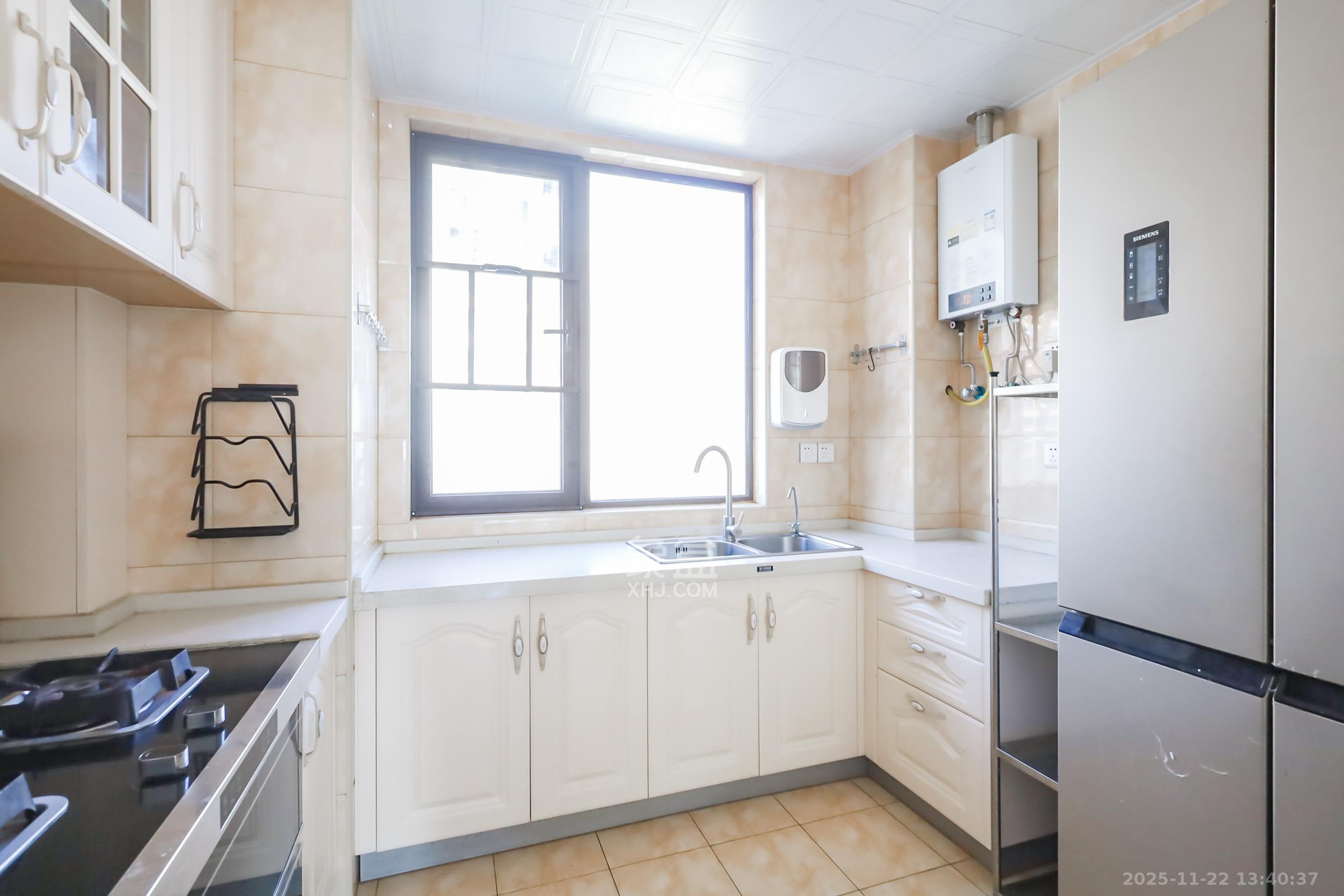 保利西海岸A区 4室2厅2卫 255.0万 保利西海岸A区 4室2厅2卫 255.0万厨房