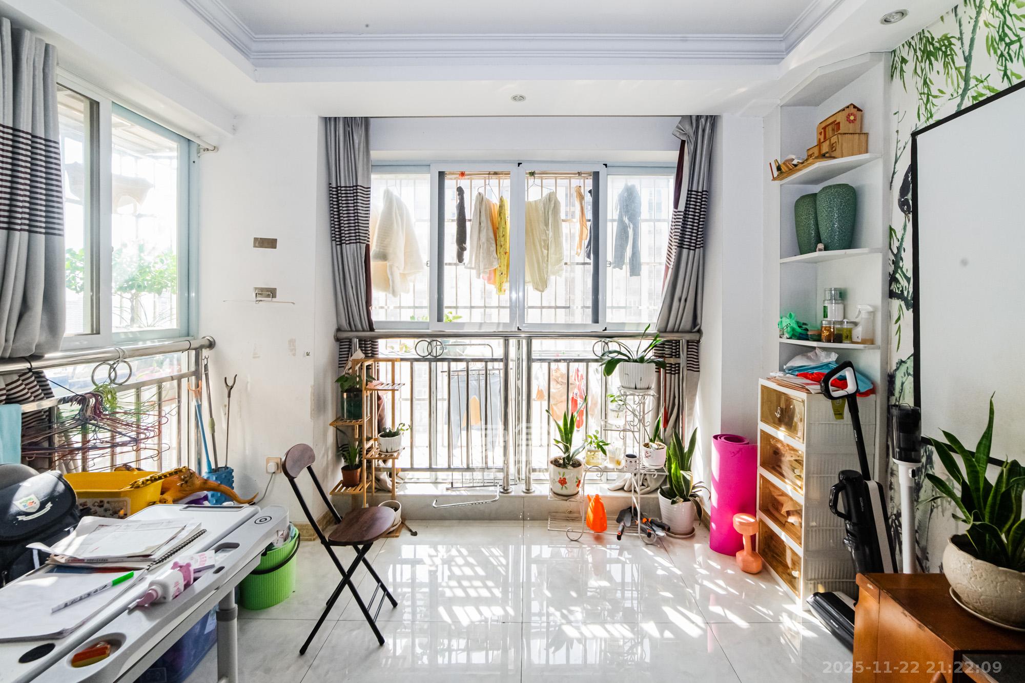 万国城（当代满庭春MOMA）三期  3室2厅1卫    68.0万阳台