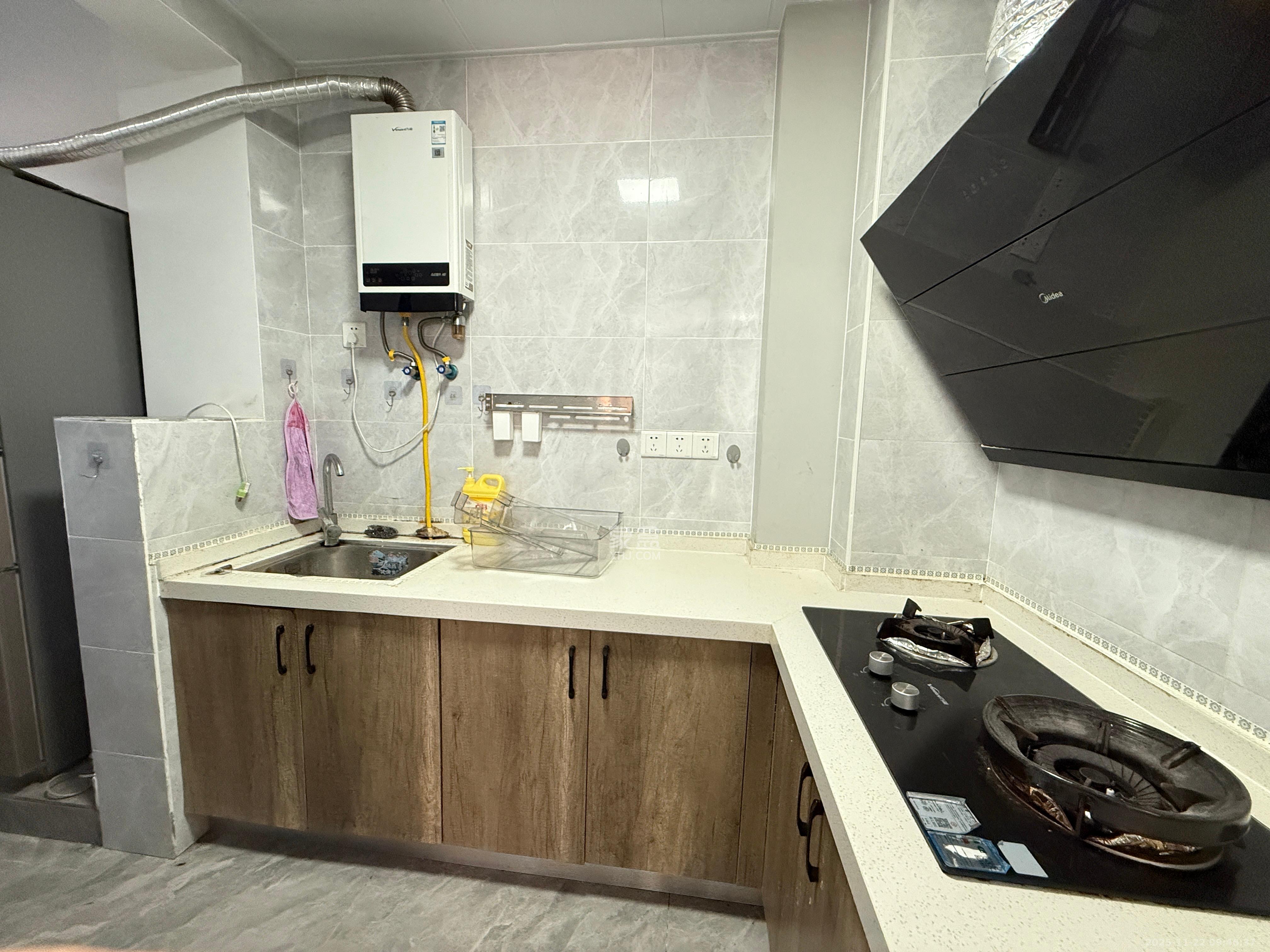 保利香槟国际  3室2厅1卫    2200.0元/月室内图