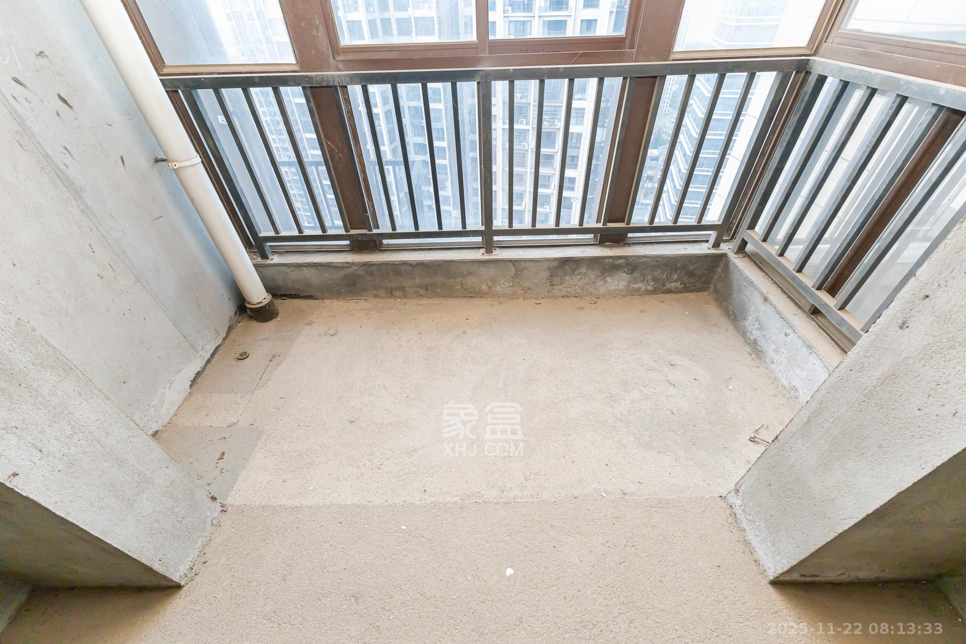 星月绿洲  5室2厅2卫    198.0万阳台