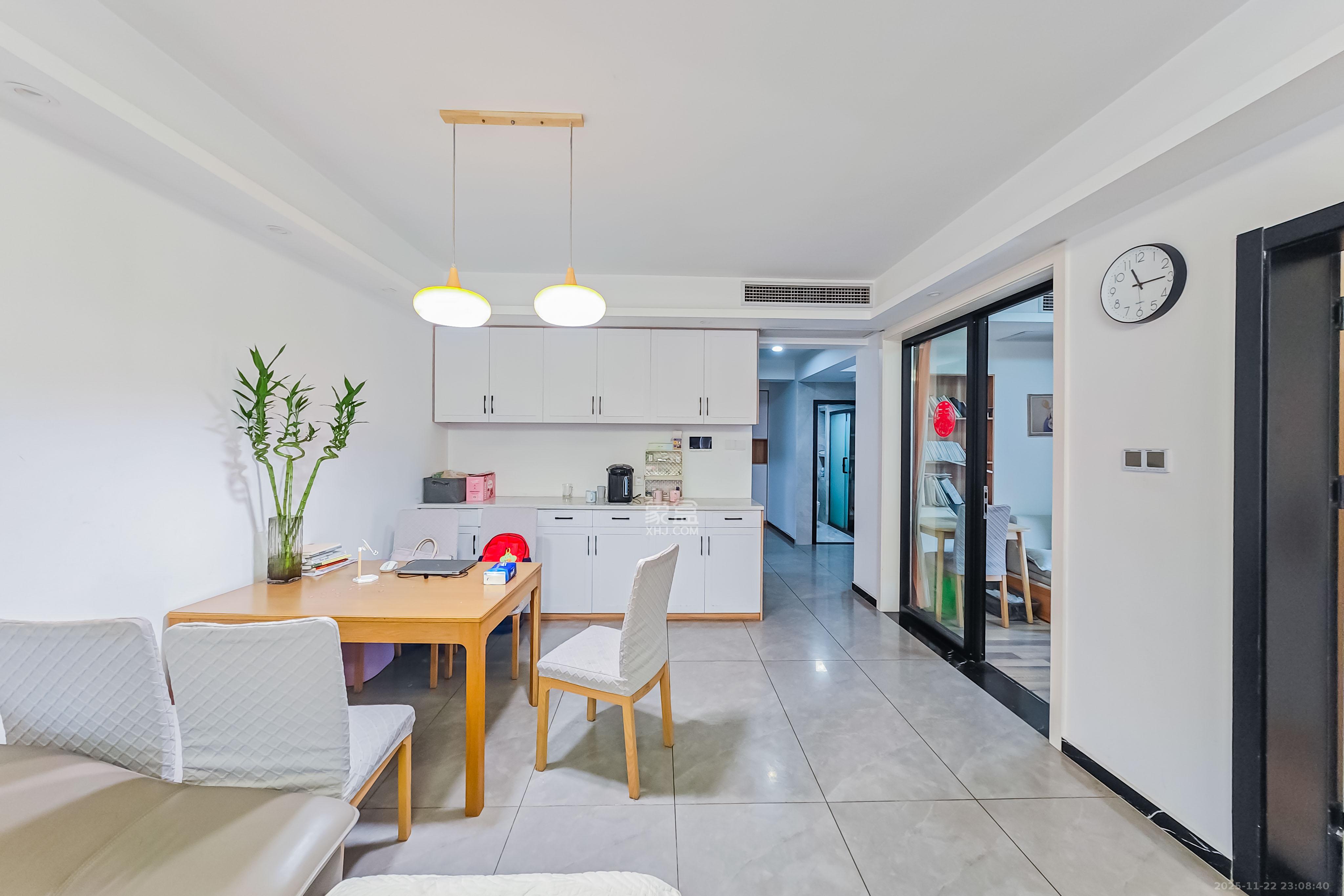 半山壹号 3室2厅2卫 135.0万 半山壹号 3室2厅2卫 135.0万客厅