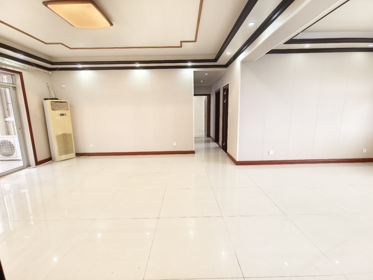 八一小区  3室2厅2卫    3200.0元/月室内图