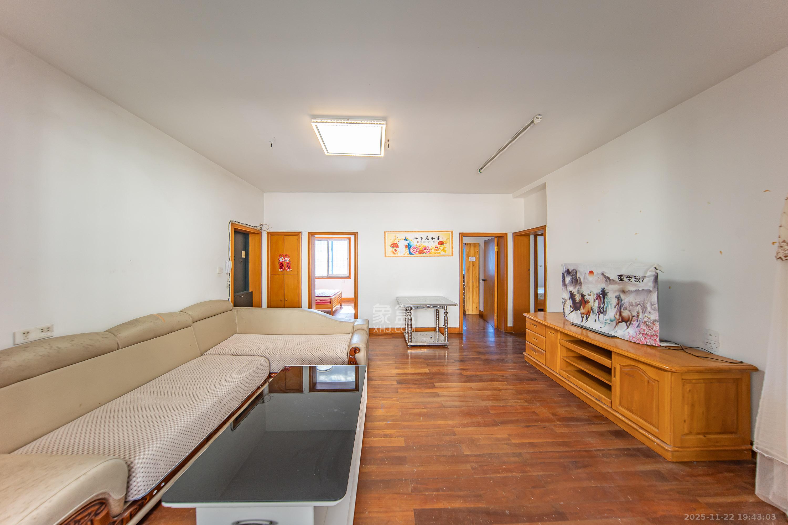 高家坪住宅新区 1室0厅0卫 132.8万 高家坪住宅新区 1室0厅0卫 132.8万客厅