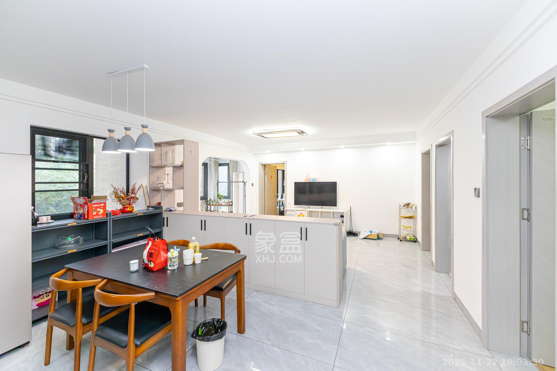 时代倾城三期 4室2厅2卫 100.0万 时代倾城三期 4室2厅2卫 100.0万客厅