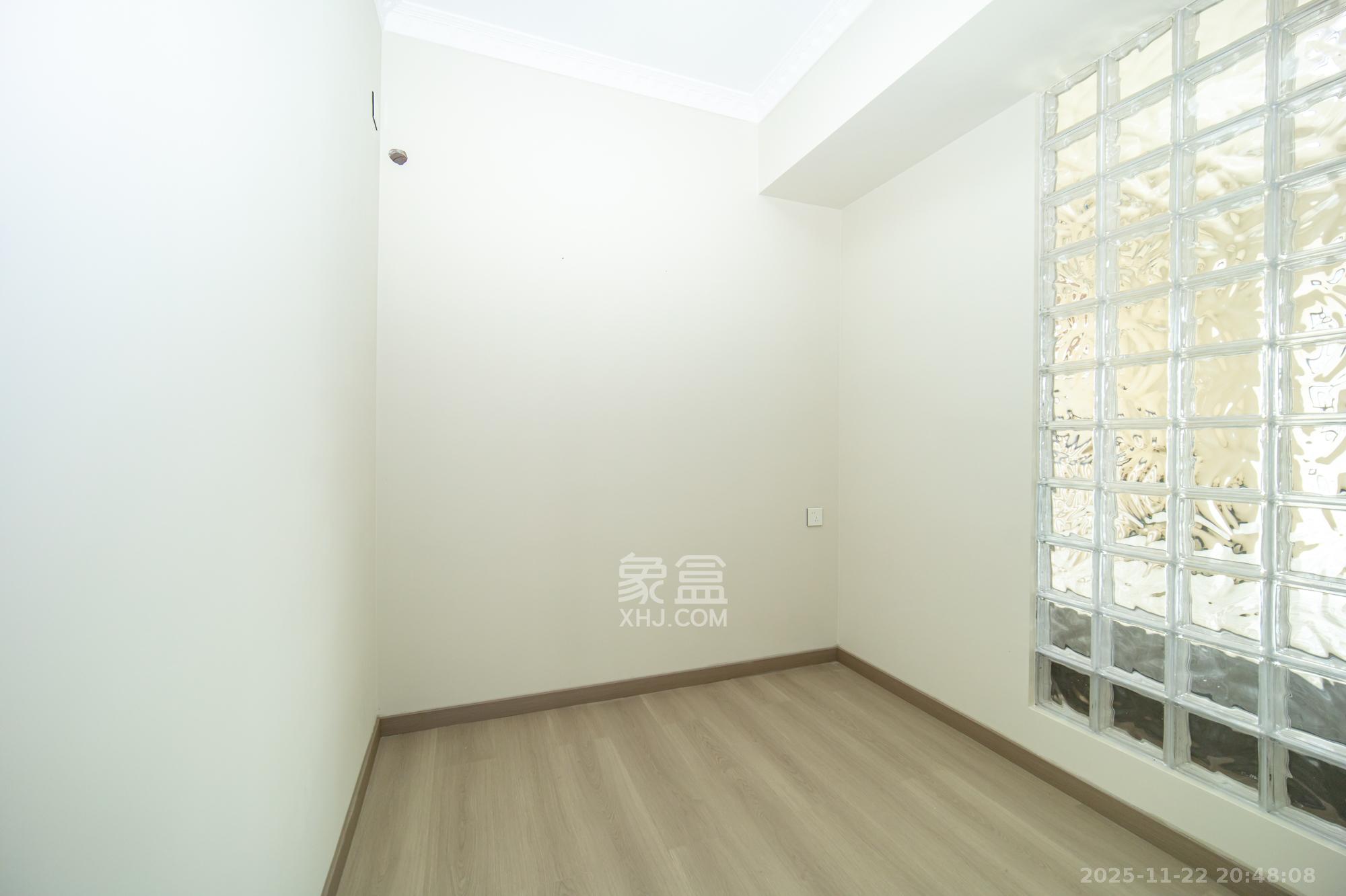 新长海广场 4室2厅2卫 83.8万 新长海广场 4室2厅2卫 83.8万卧室