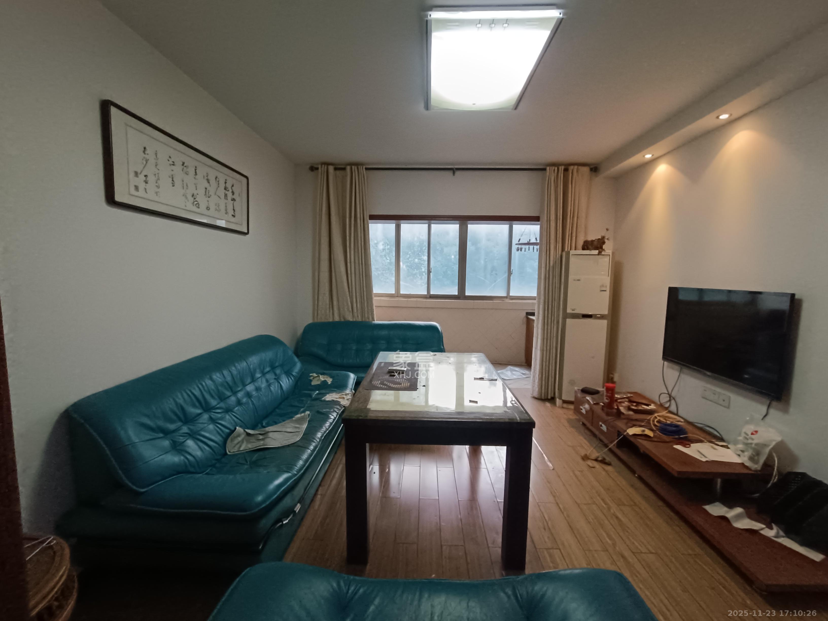 德润园  3室2厅2卫    2500.0元/月