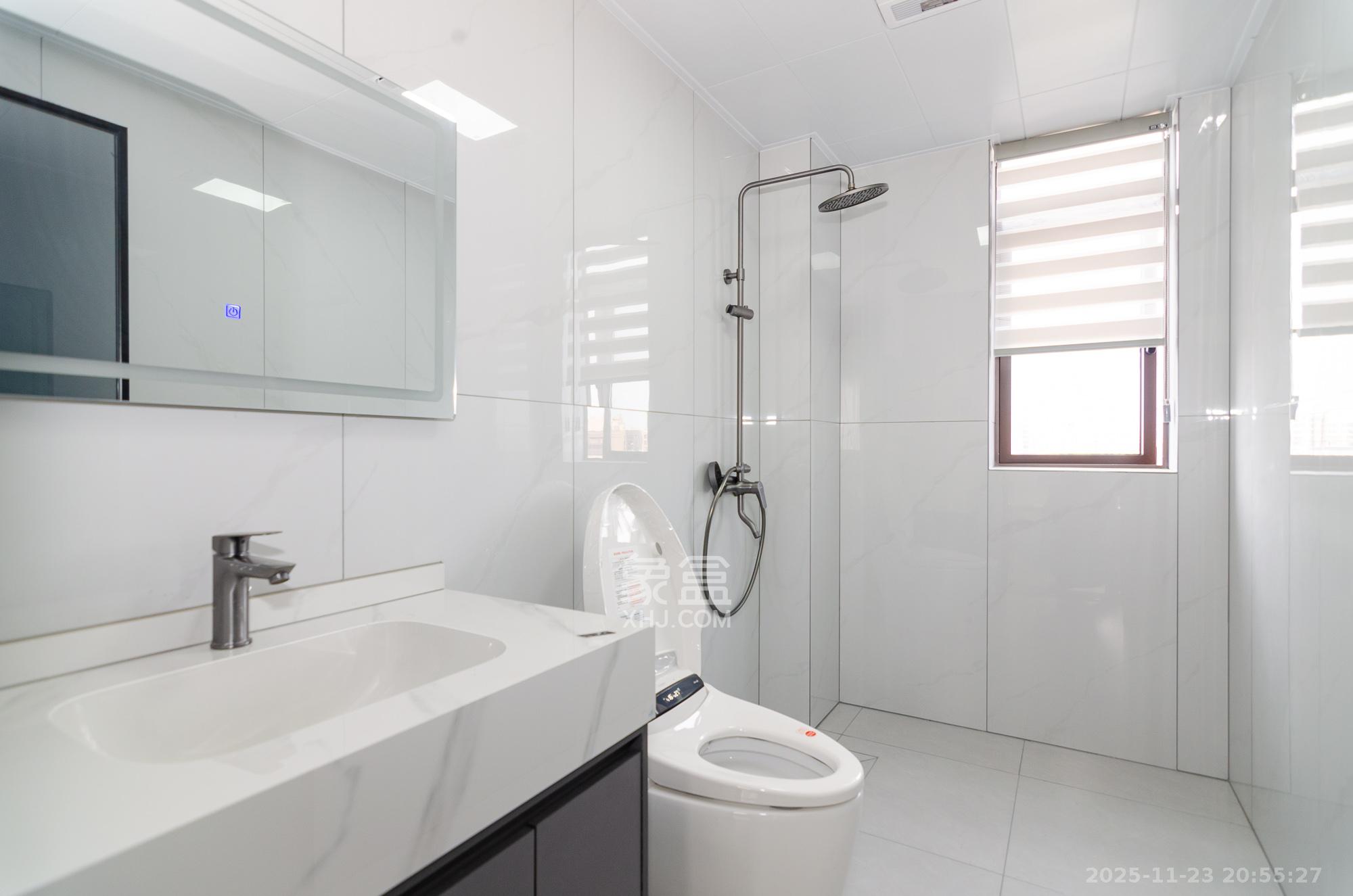 新华联梦想城  4室2厅2卫    113.8万卫生间