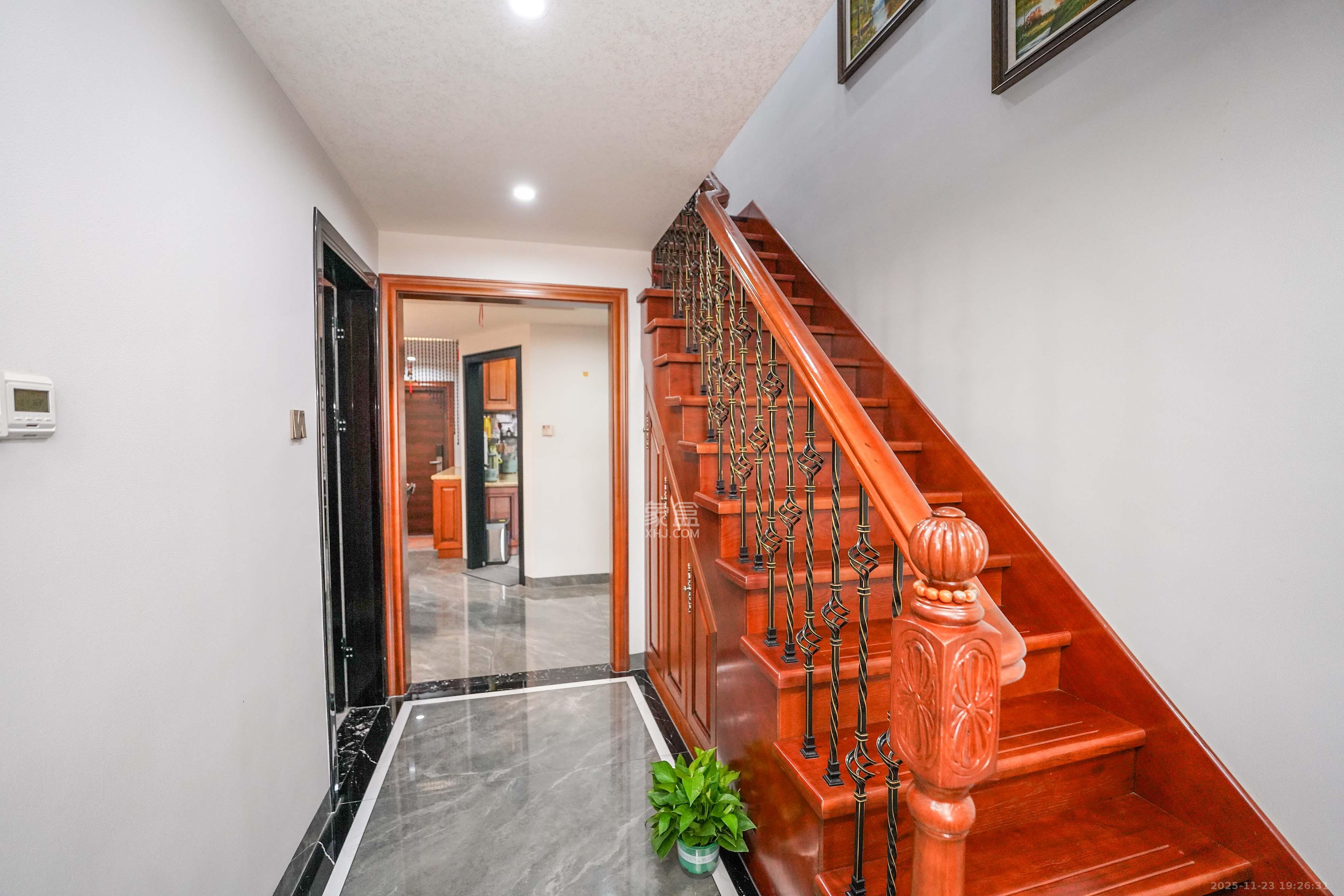 橘郡礼顿山  2室2厅2卫    118.0万客厅