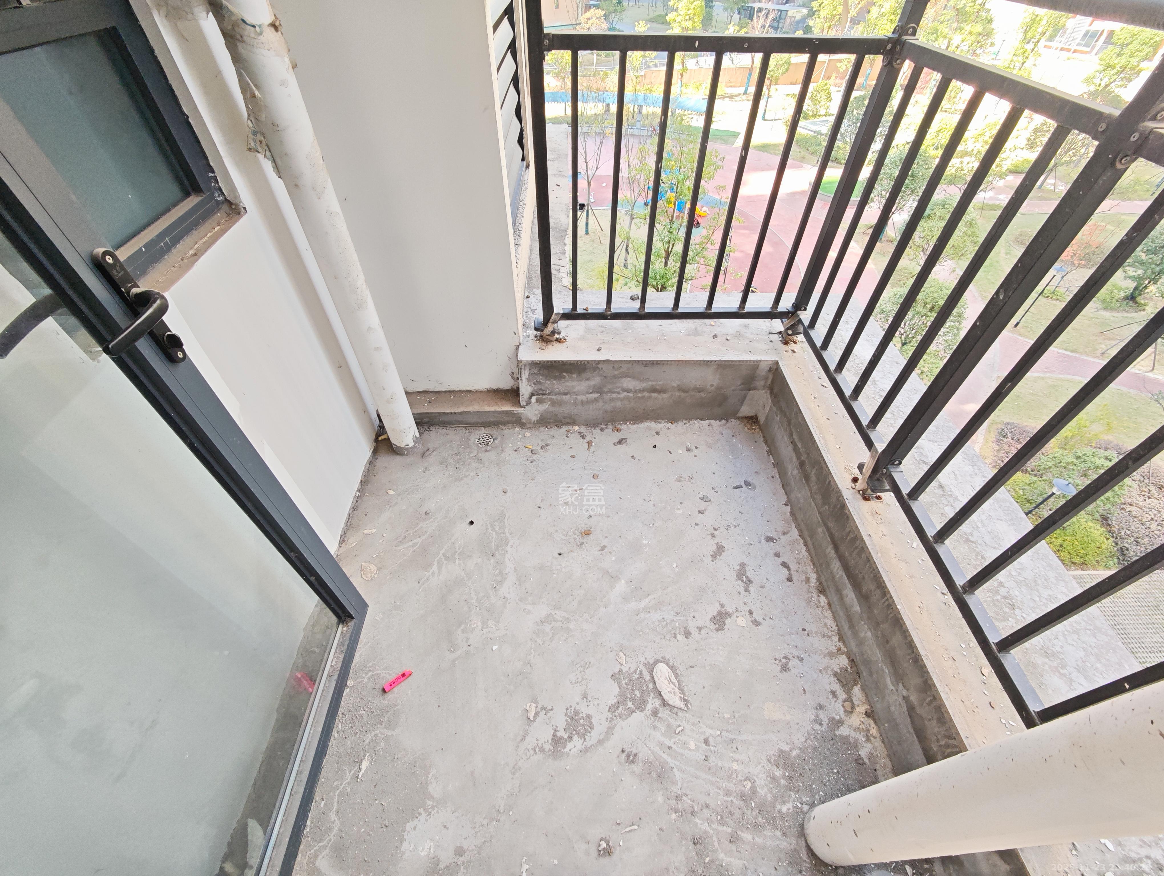 伊景园滨河苑 3室2厅2卫 70.0万 伊景园滨河苑 3室2厅2卫 70.0万阳台