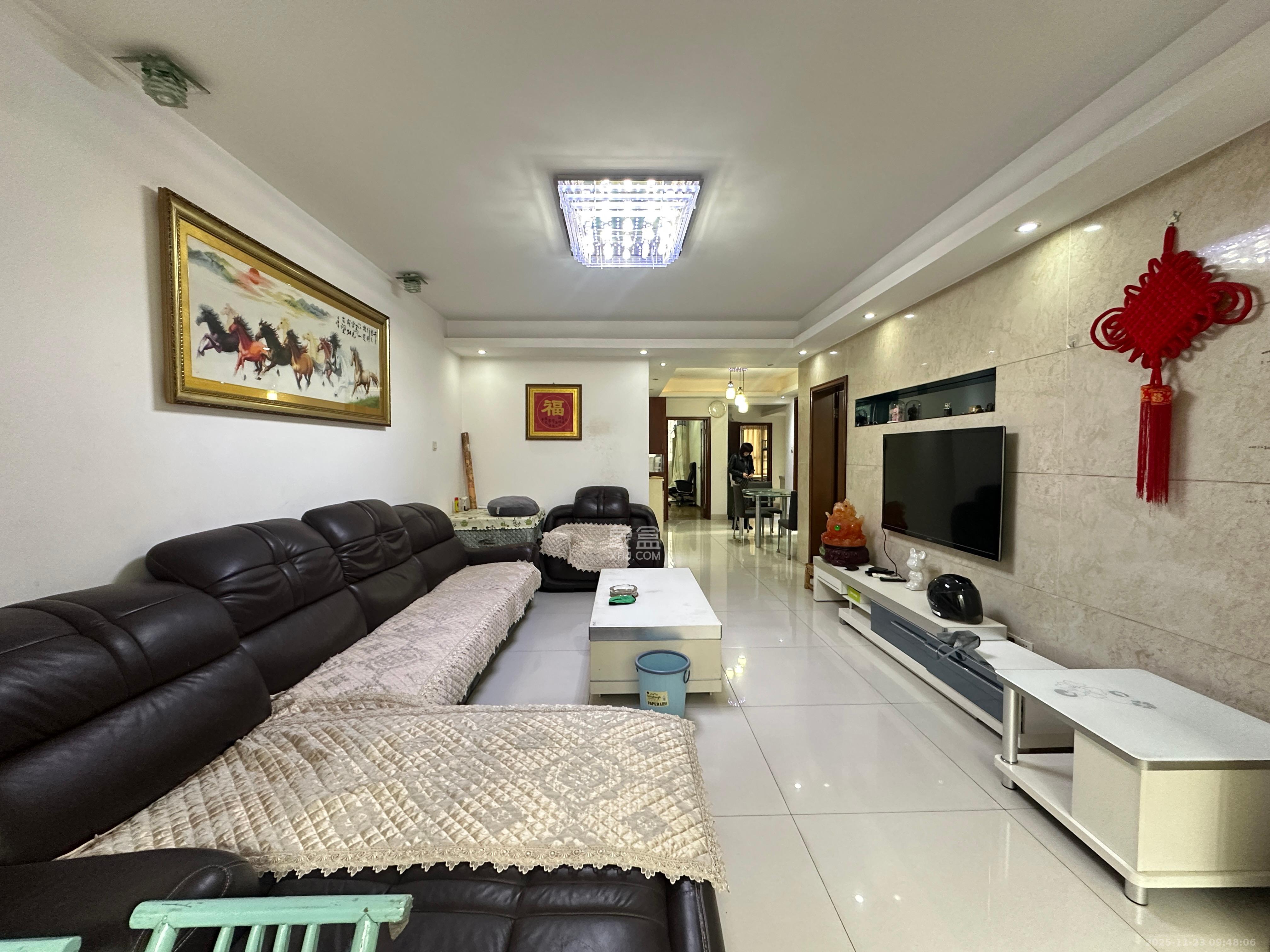 桔香鑫城  3室2厅2卫    2600.0元/月