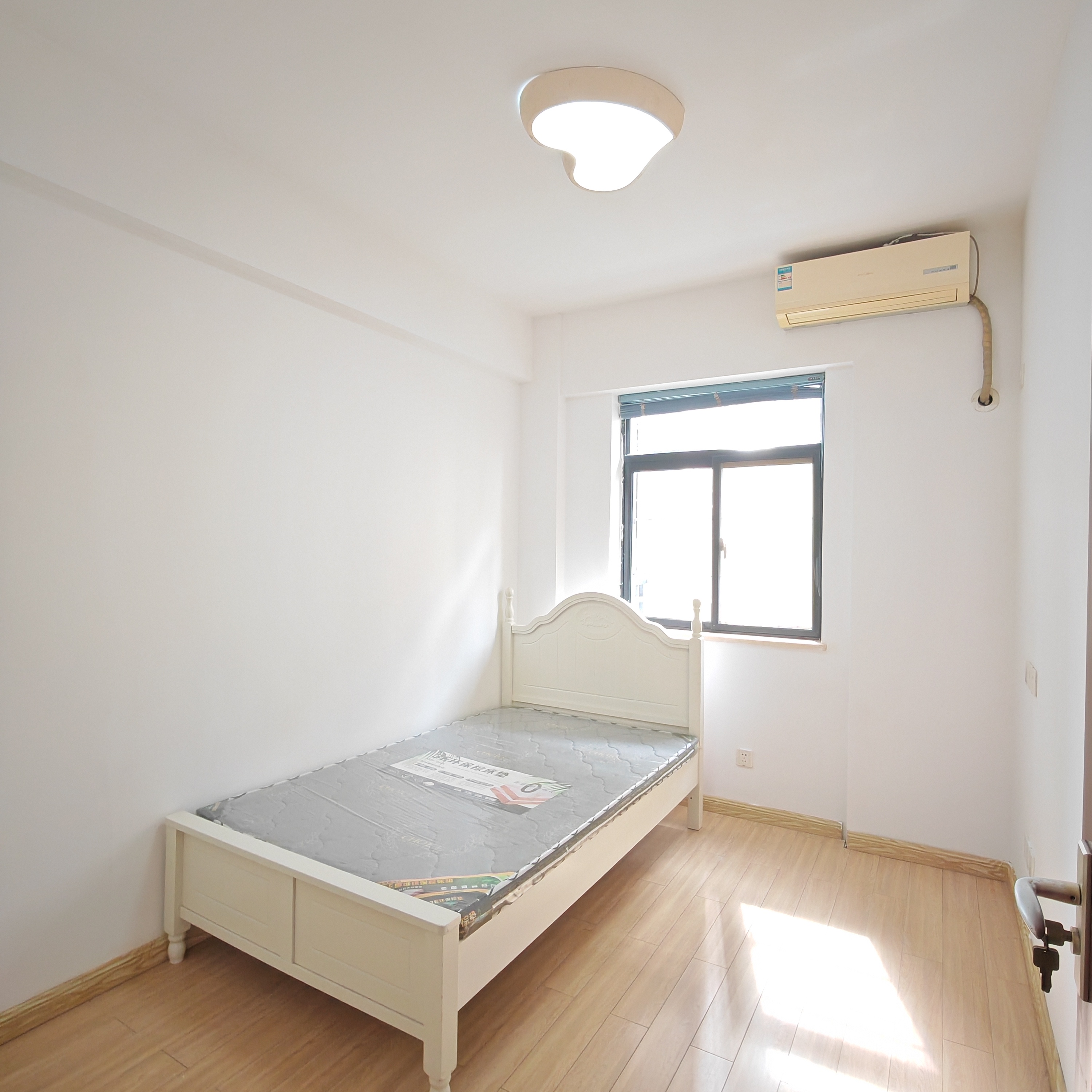 学苑公馆  3室2厅2卫    160.0万客厅