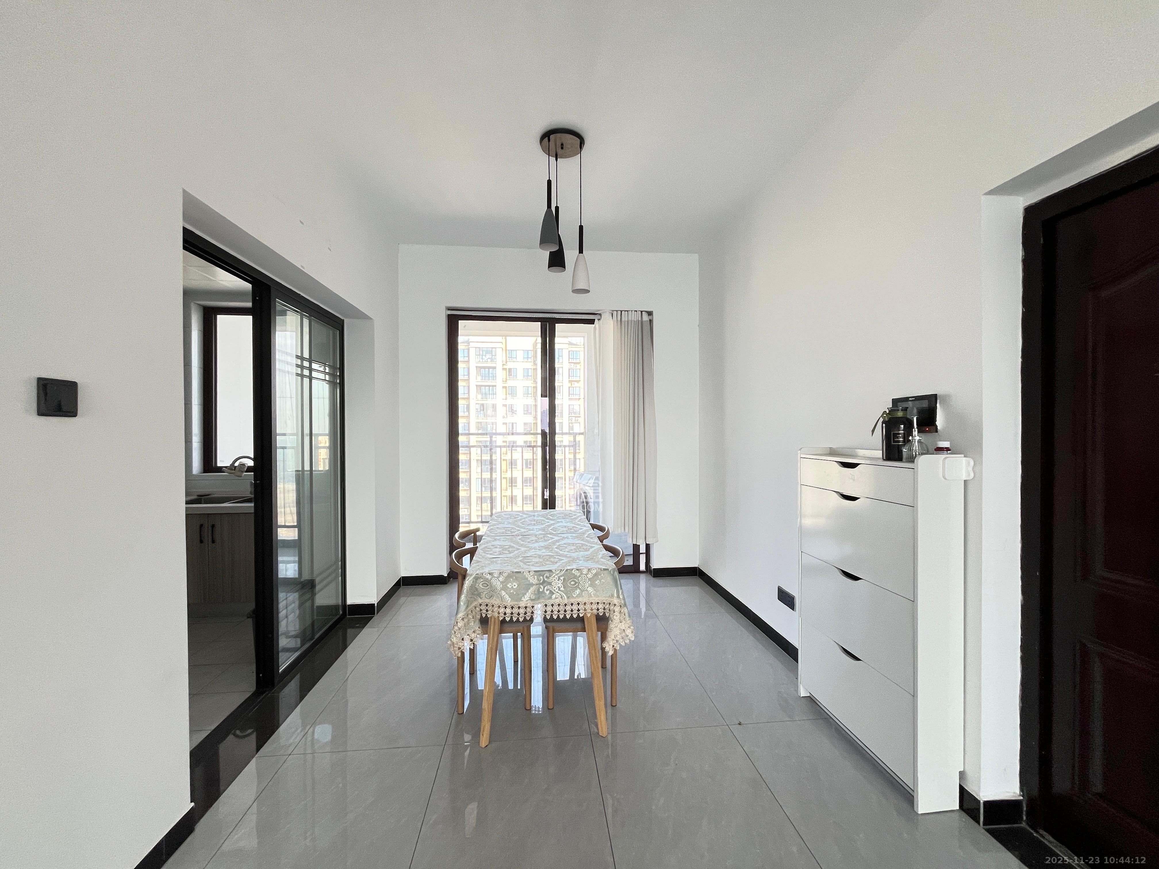 艺源颂雅小区（719街区）  4室2厅2卫    2500.0元/月室内图