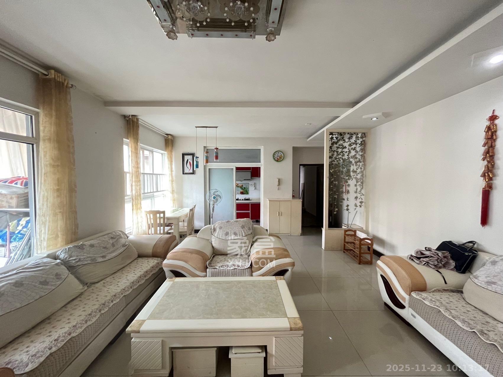 麓山润城  3室2厅2卫    2200.0元/月室内图