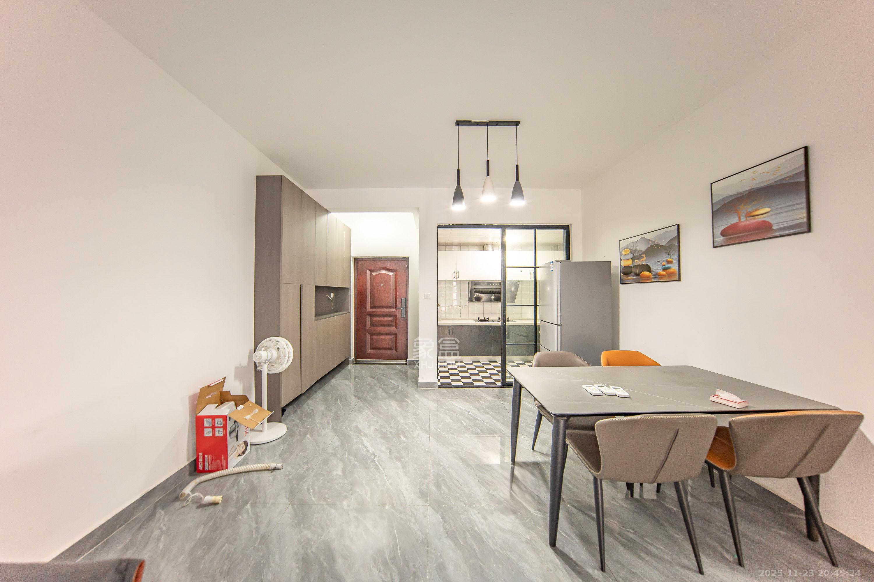 蓝光雍锦半岛  3室2厅2卫    89.0万客厅