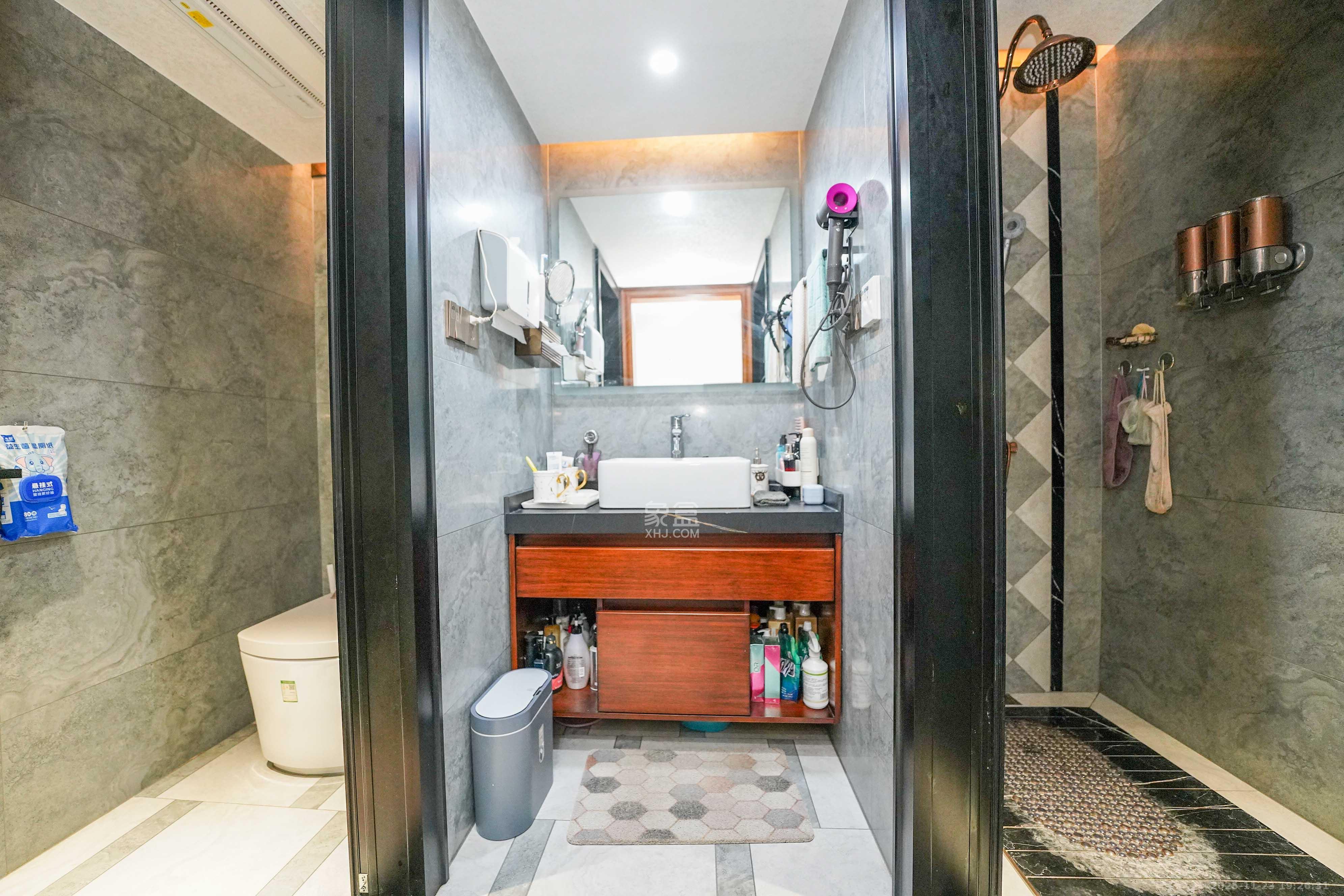 橘郡礼顿山  2室2厅2卫    118.0万卫生间