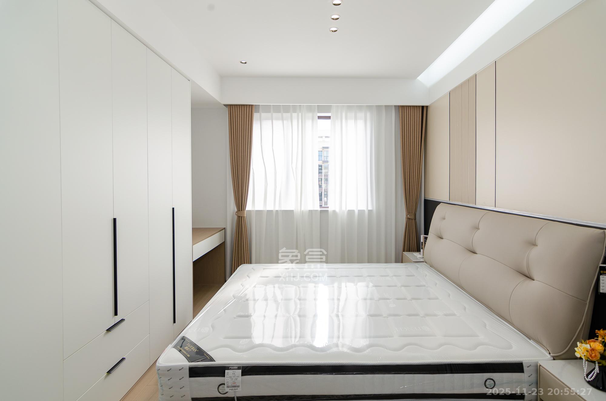 新华联梦想城  4室2厅2卫    113.8万卧室