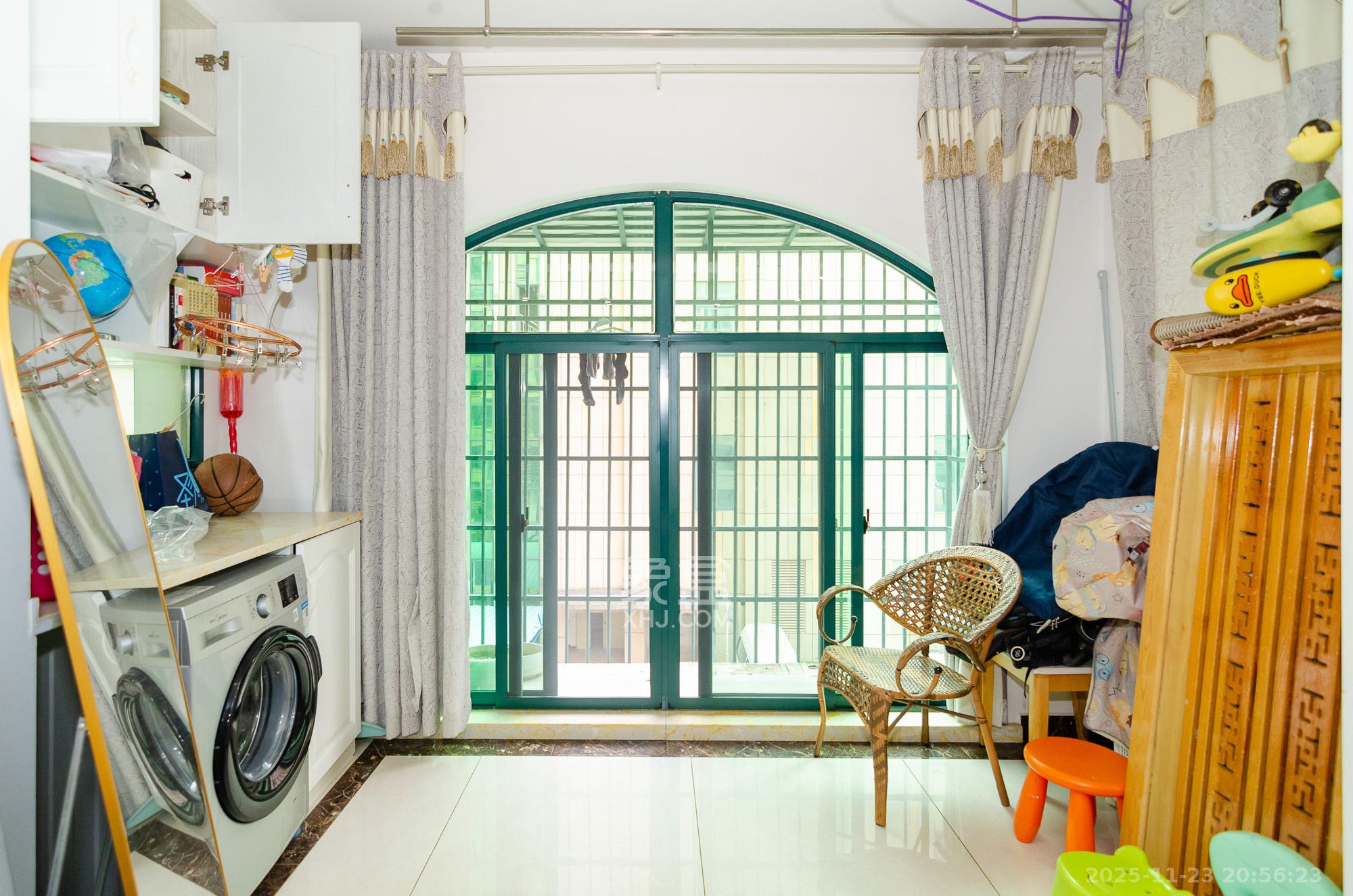 富基世纪公园  3室2厅1卫    56.0万阳台