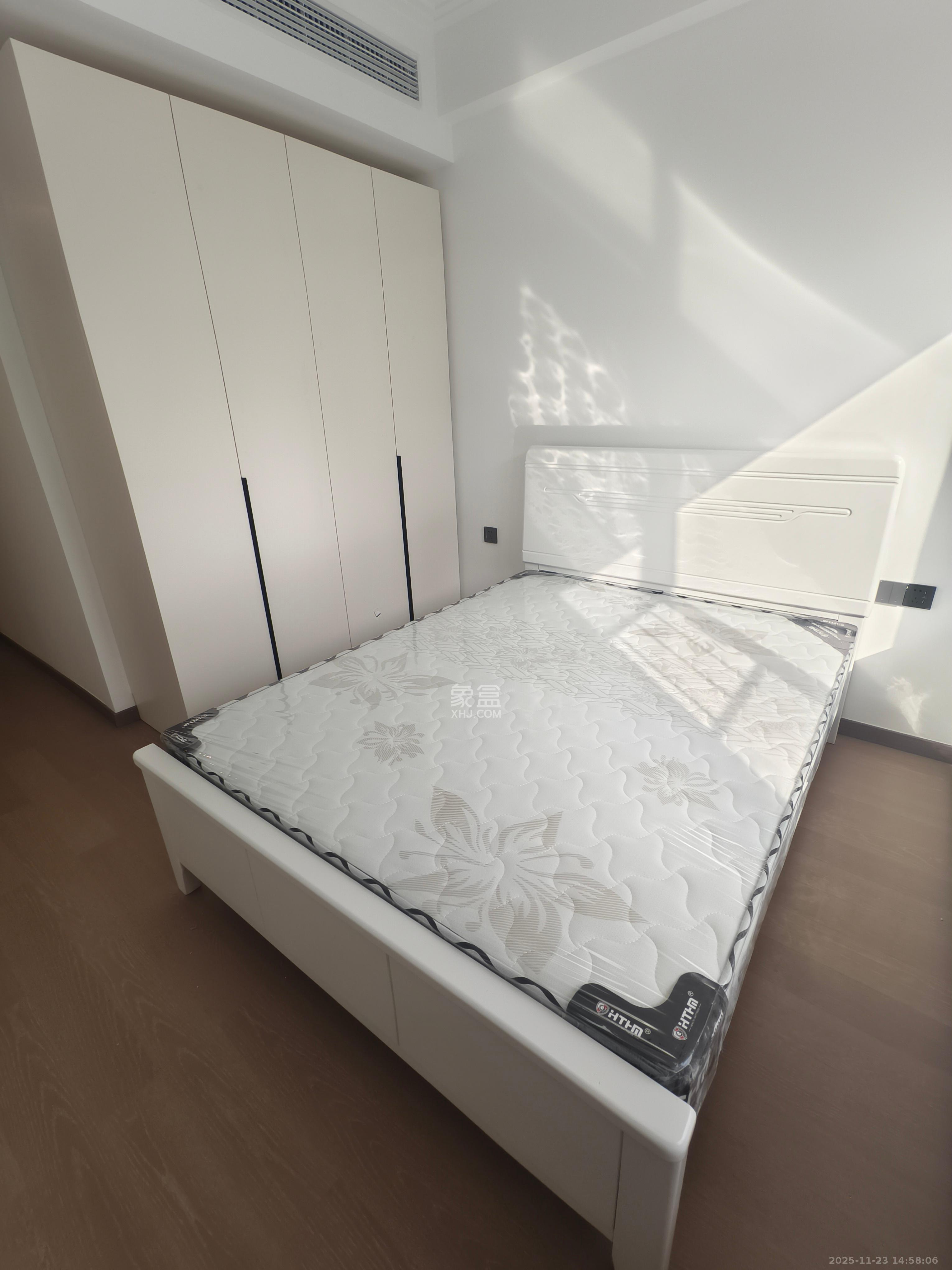 绿地V岛  4室2厅2卫    4300.0元/月室内图