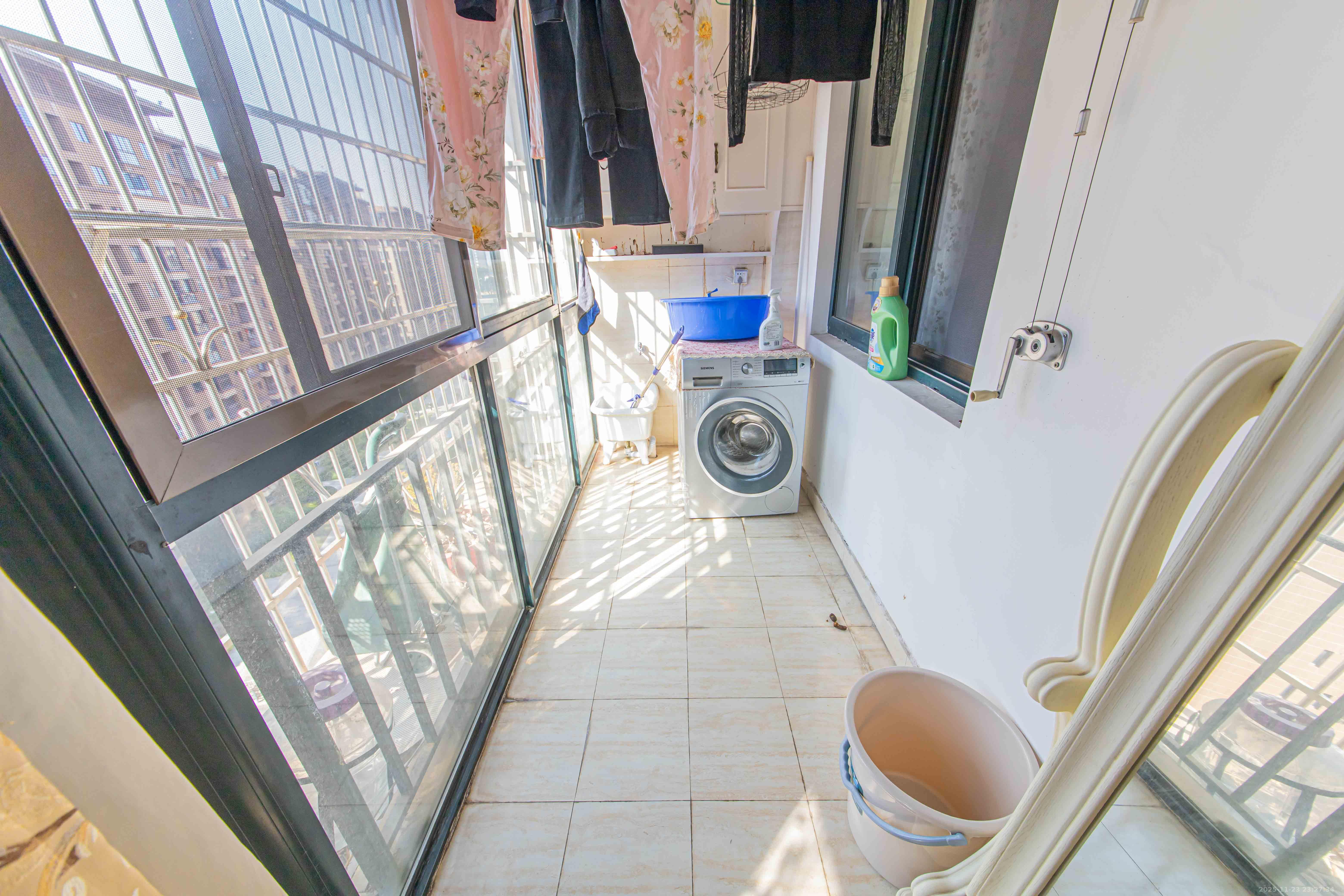 怡和山庄  3室2厅2卫    100.0万阳台