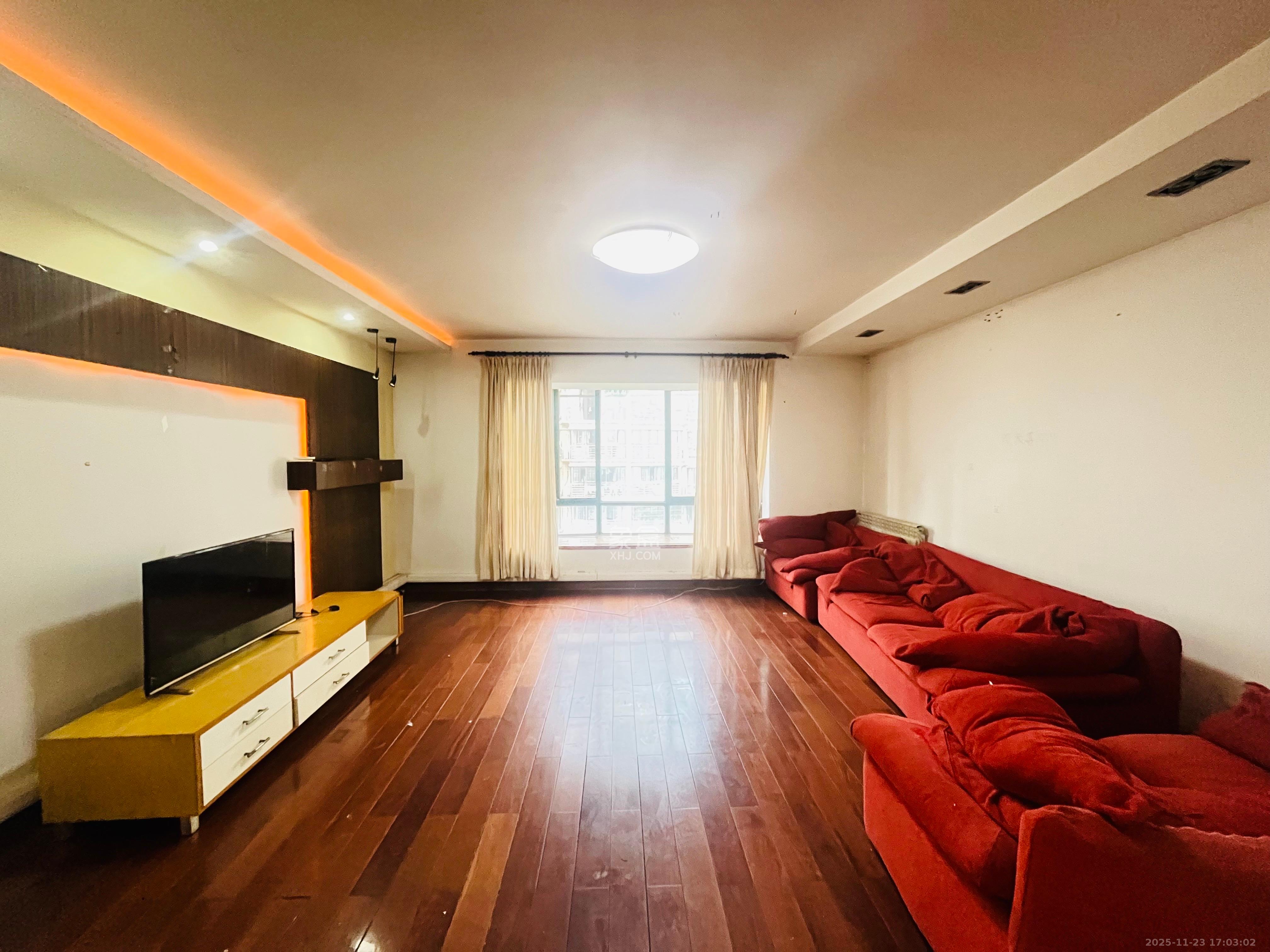 四季阳光花城  1室2厅2卫    3300.0元/月室内图