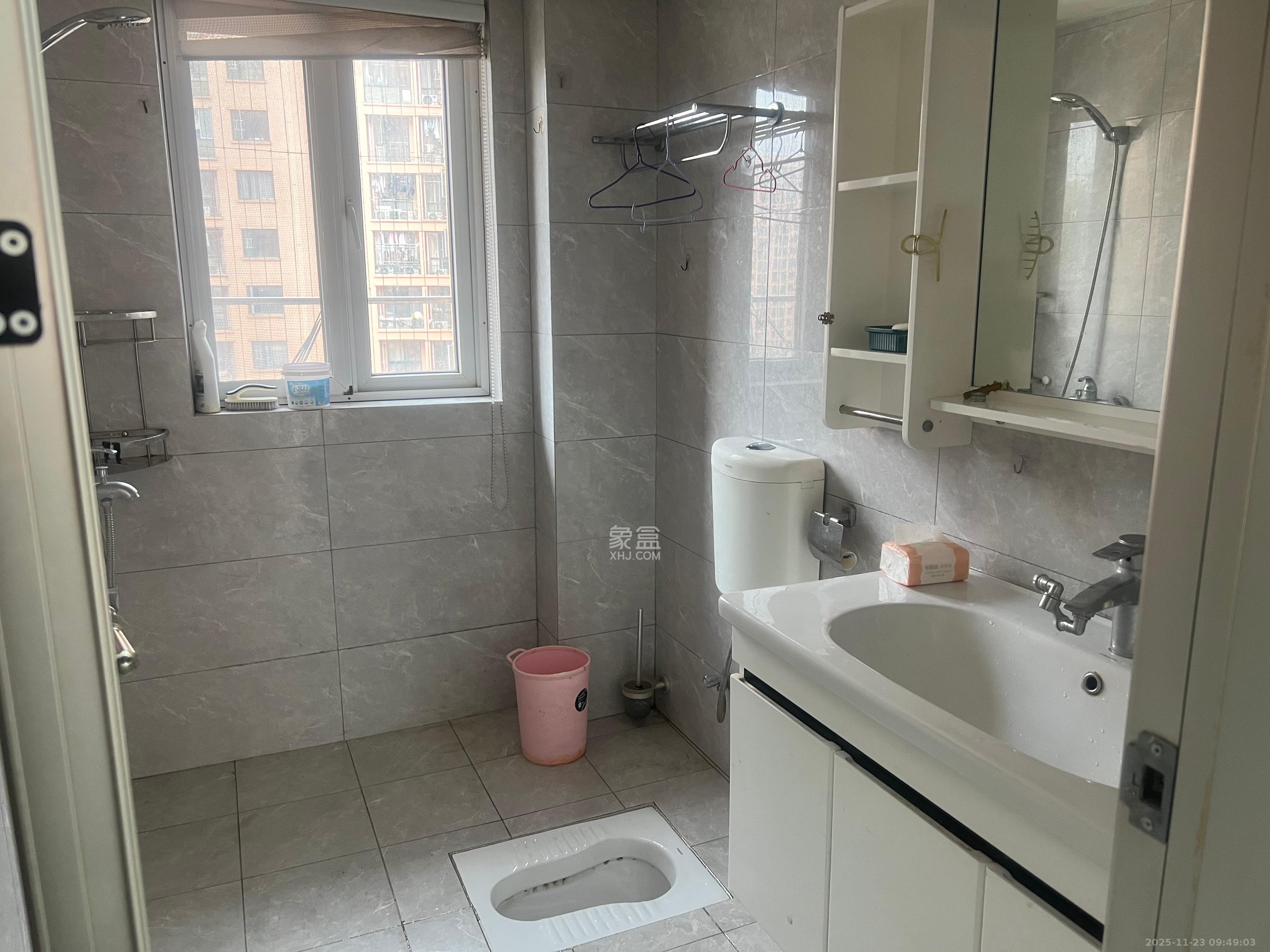 丽发新城  3室2厅1卫    2000.0元/月室内图