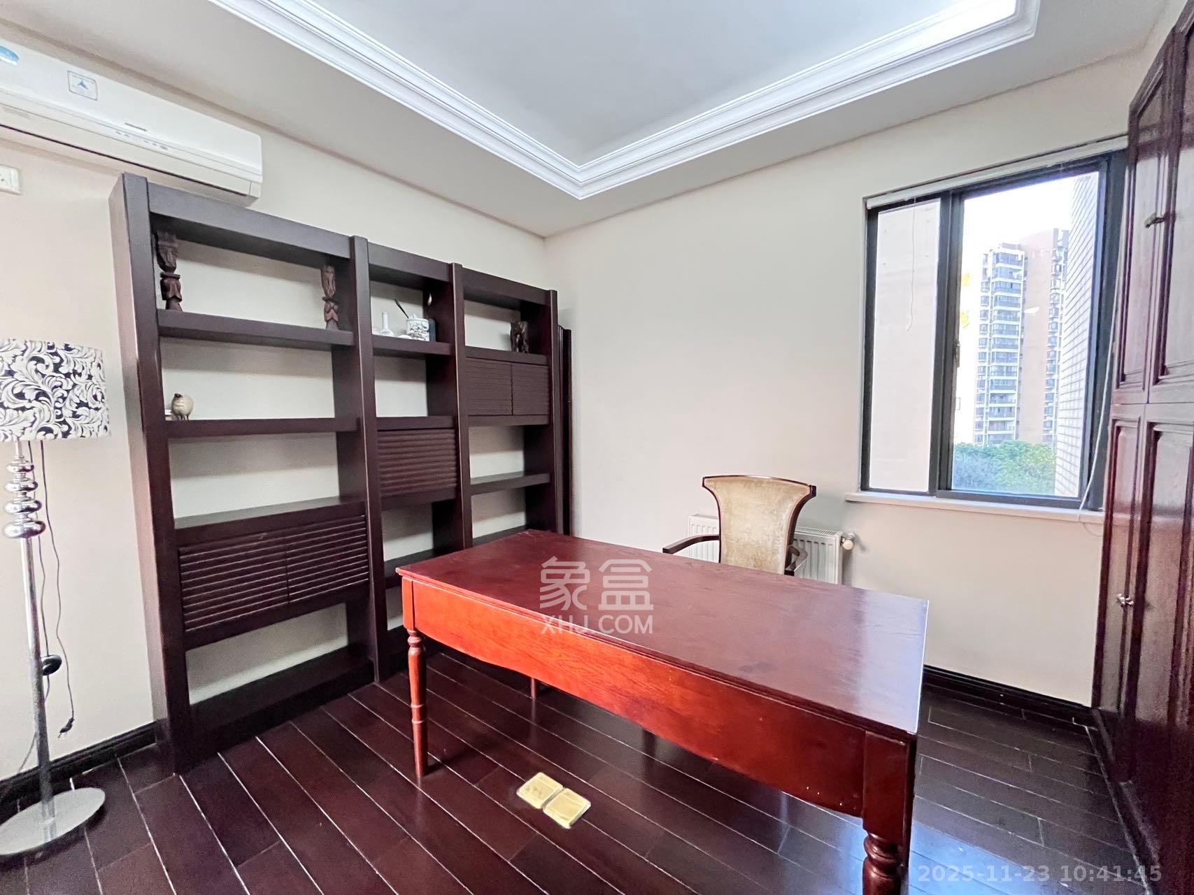 藏珑湖上国际花园  4室2厅2卫    5000.0元/月室内图