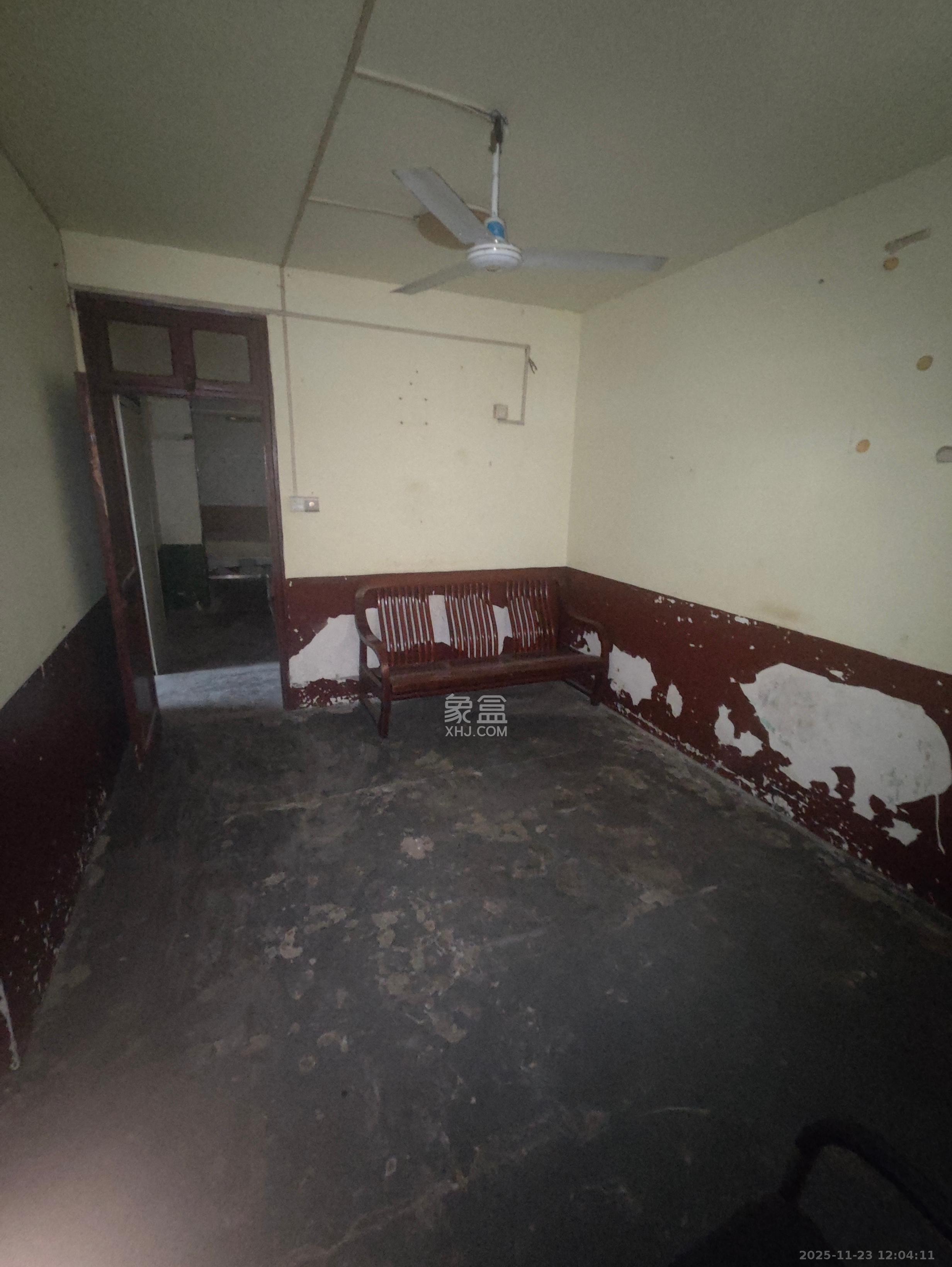 涂家冲社区（涂新小区、农商银行宿舍）  1室0厅0卫    2000.0元/月