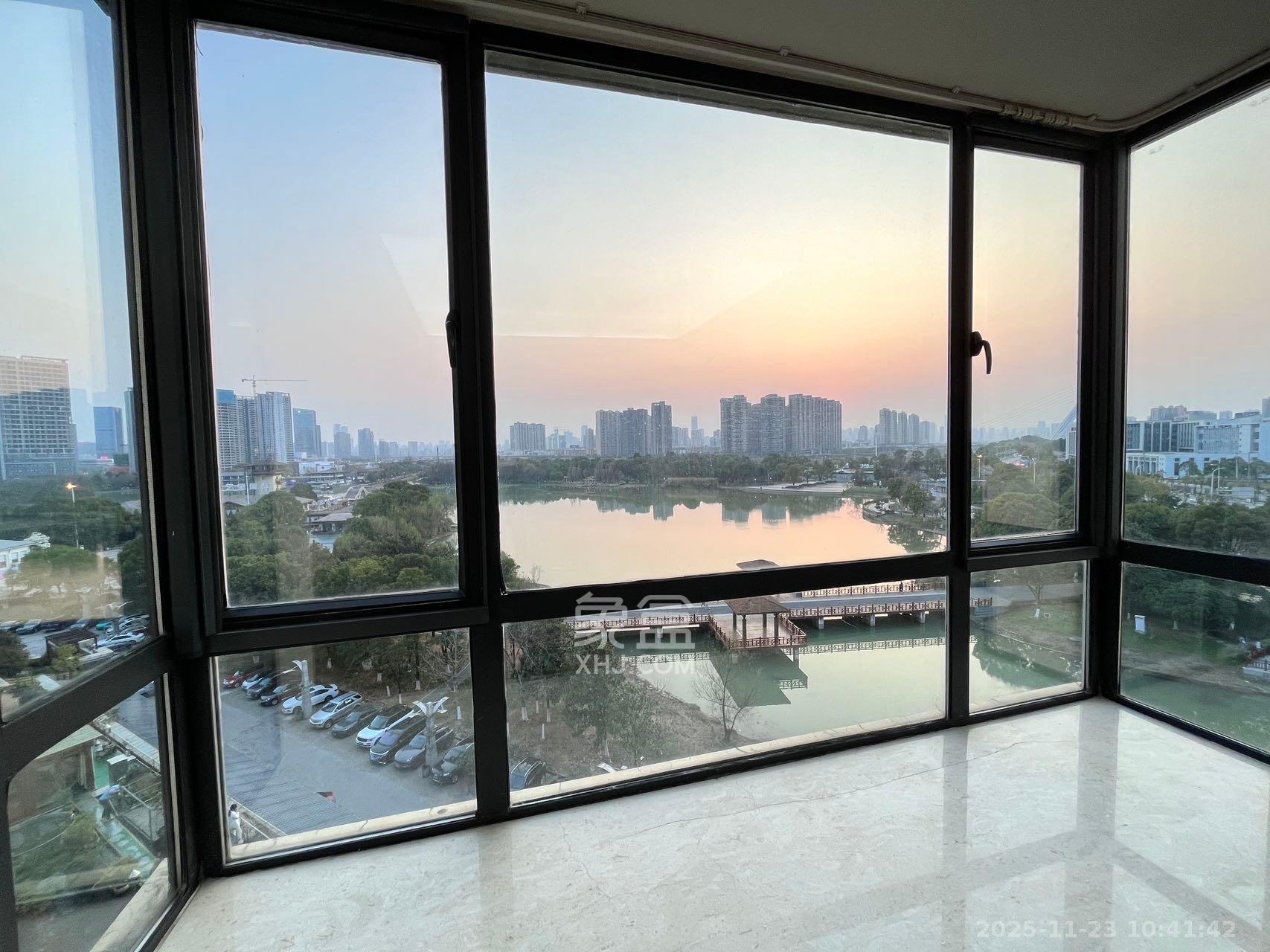 藏珑湖上国际花园  4室2厅2卫    5000.0元/月室内图