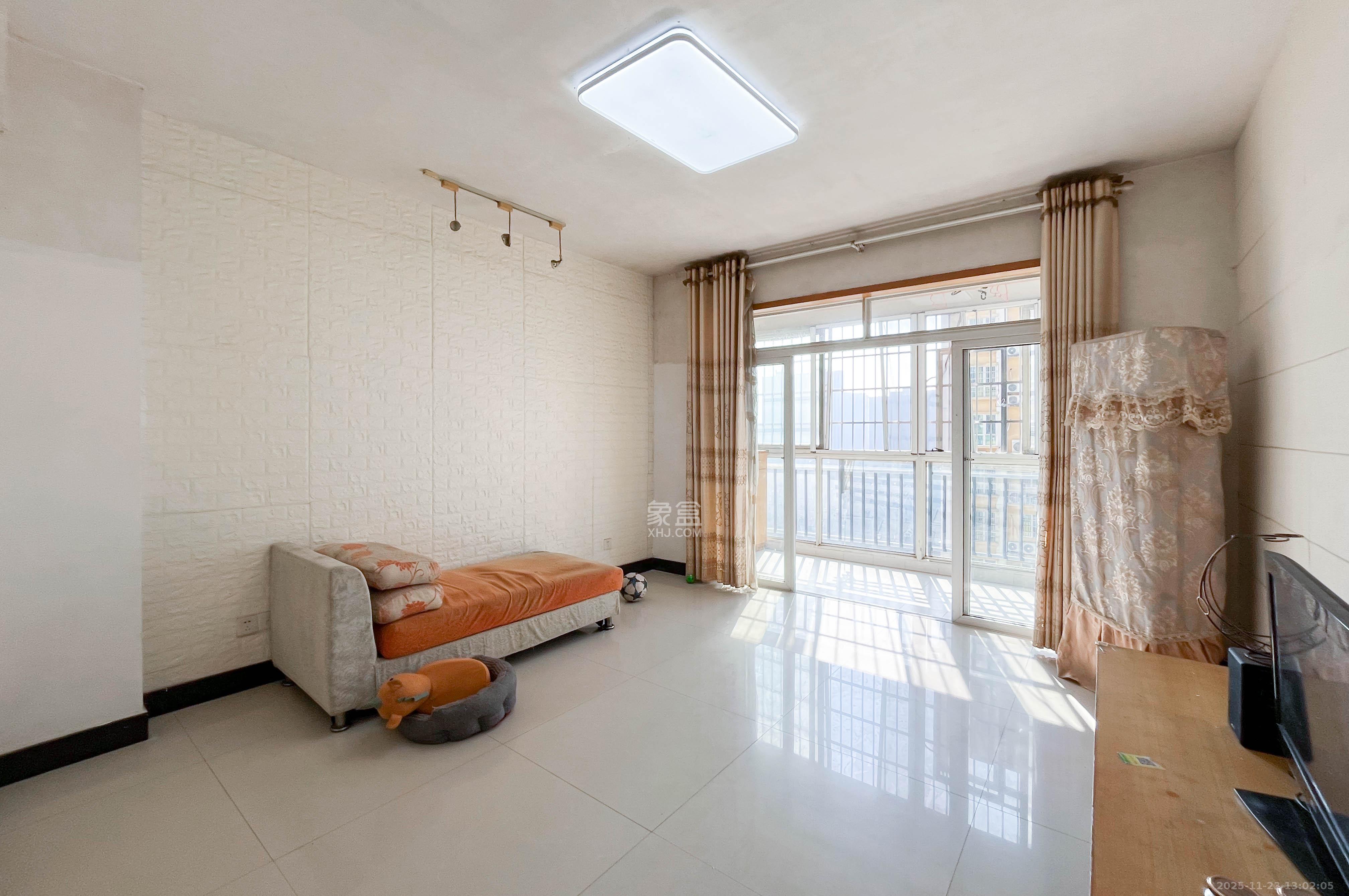 嘉逸名庭  2室2厅1卫    69.0万客厅