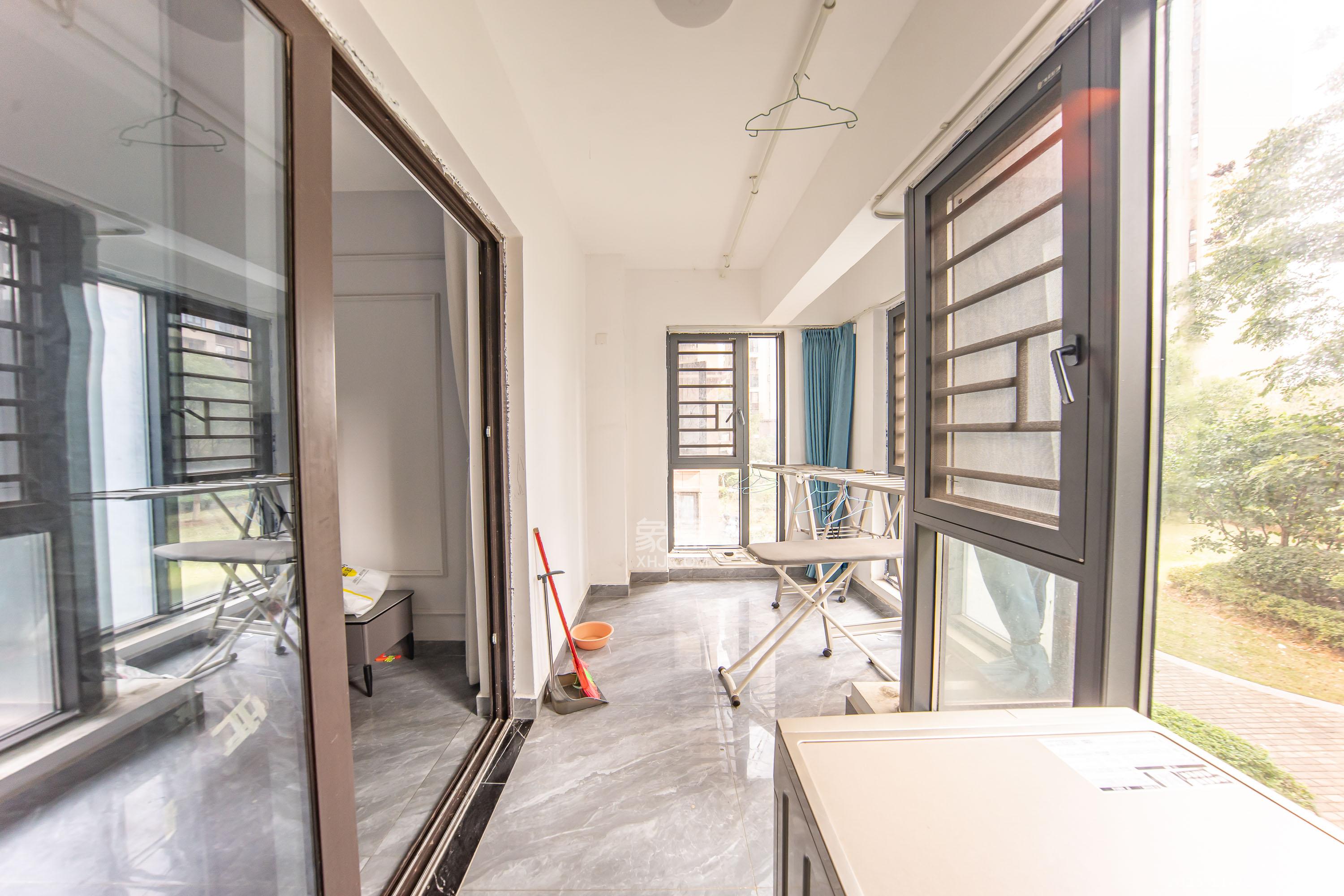 蓝光雍锦半岛 3室2厅2卫 89.0万 蓝光雍锦半岛 3室2厅2卫 89.0万阳台