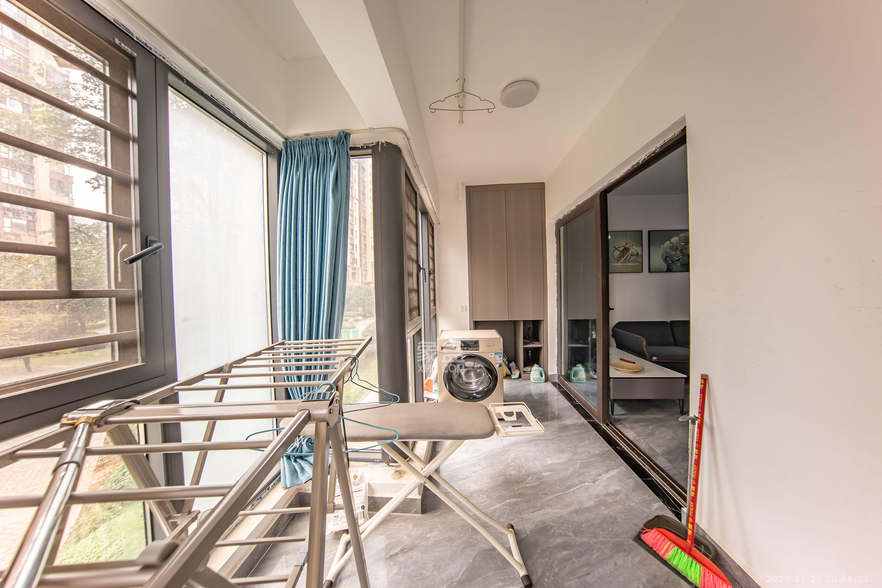 蓝光雍锦半岛 3室2厅2卫 89.0万 蓝光雍锦半岛 3室2厅2卫 89.0万阳台