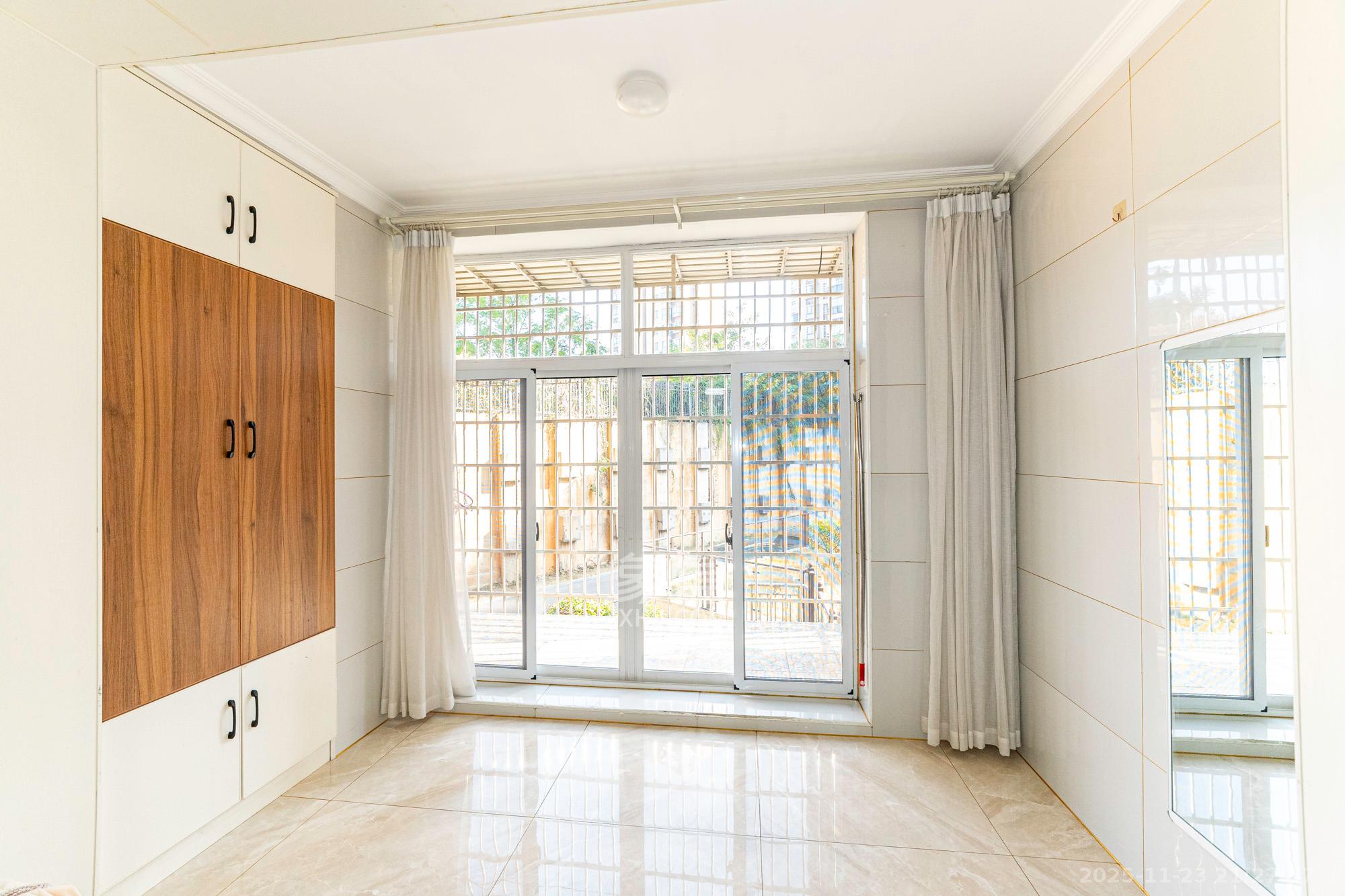 豪庭（江城豪庭）  3室2厅2卫    70.0万阳台