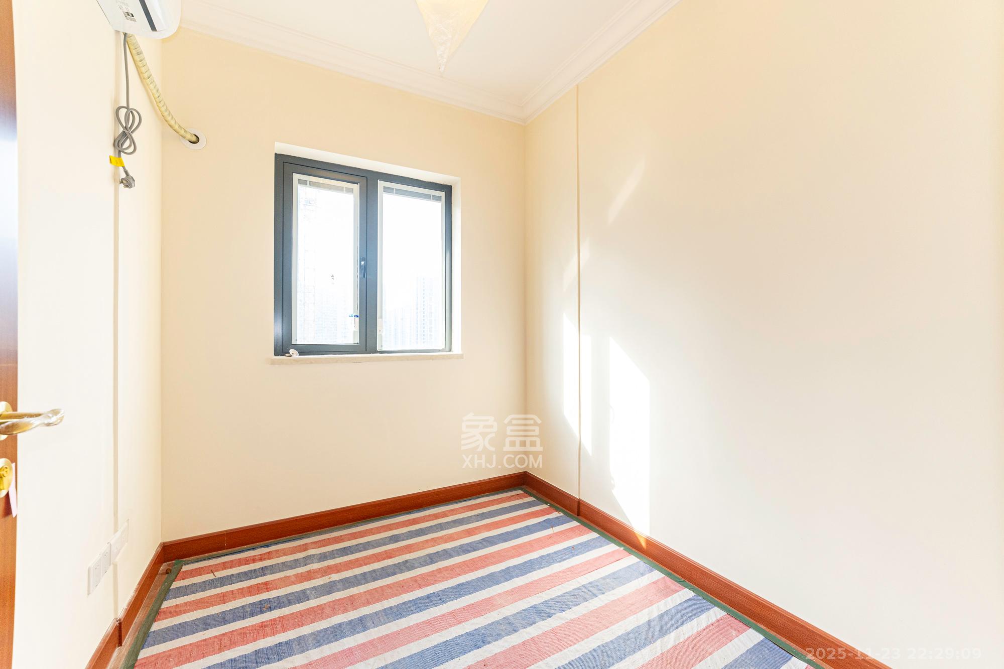 恒大雅苑 4室2厅2卫 150.0万 恒大雅苑 4室2厅2卫 150.0万卧室