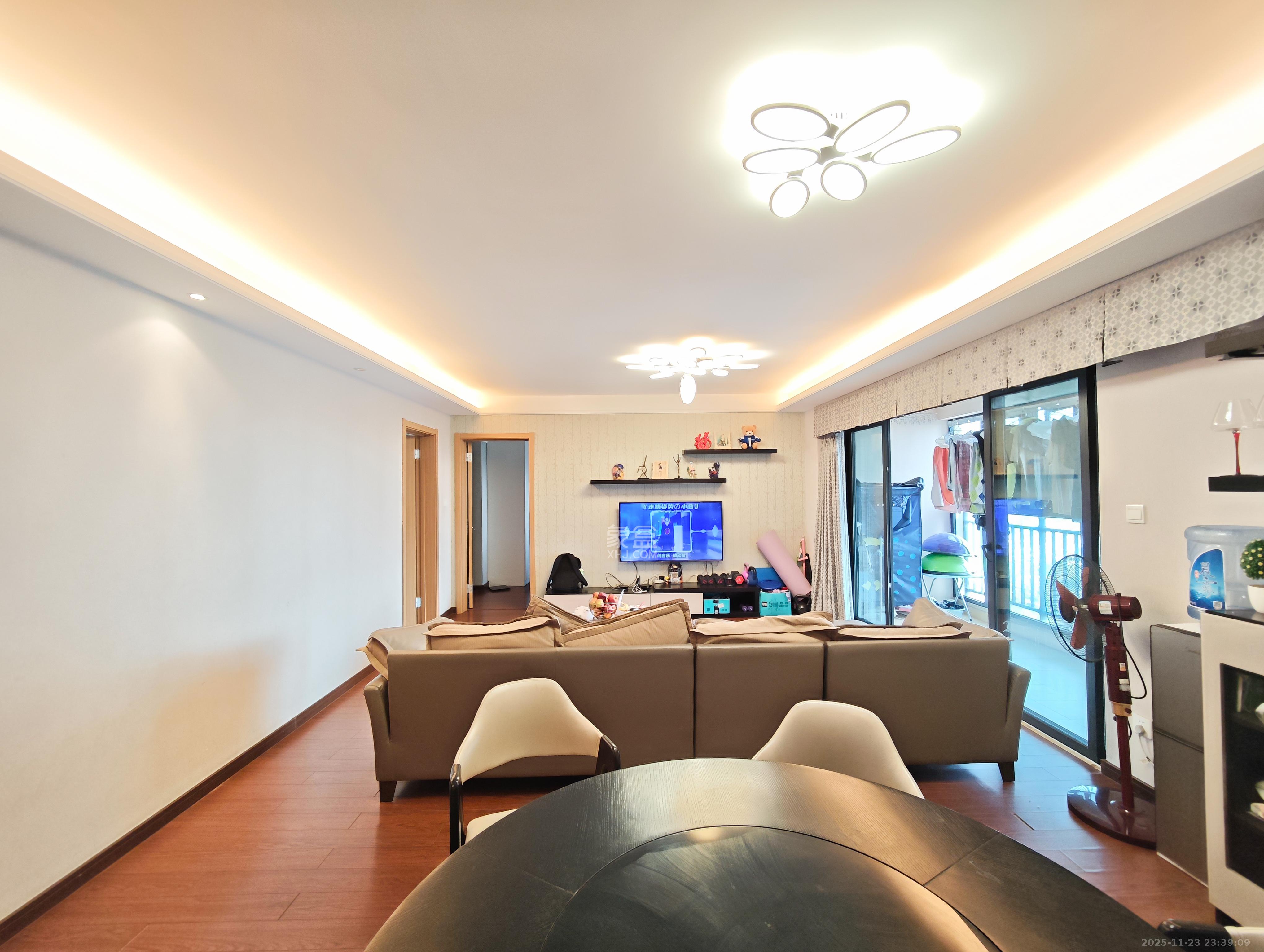 万科魅力之城非凡里 3室2厅2卫 125.0万 万科魅力之城非凡里 3室2厅2卫 125.0万客厅